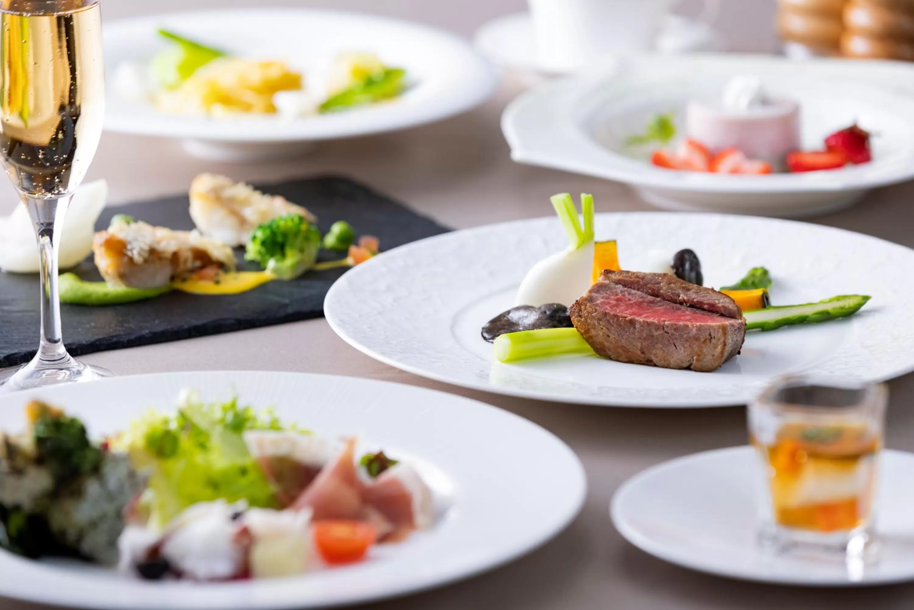 Restaurant/places to eat in Premier Hotel Mojiko