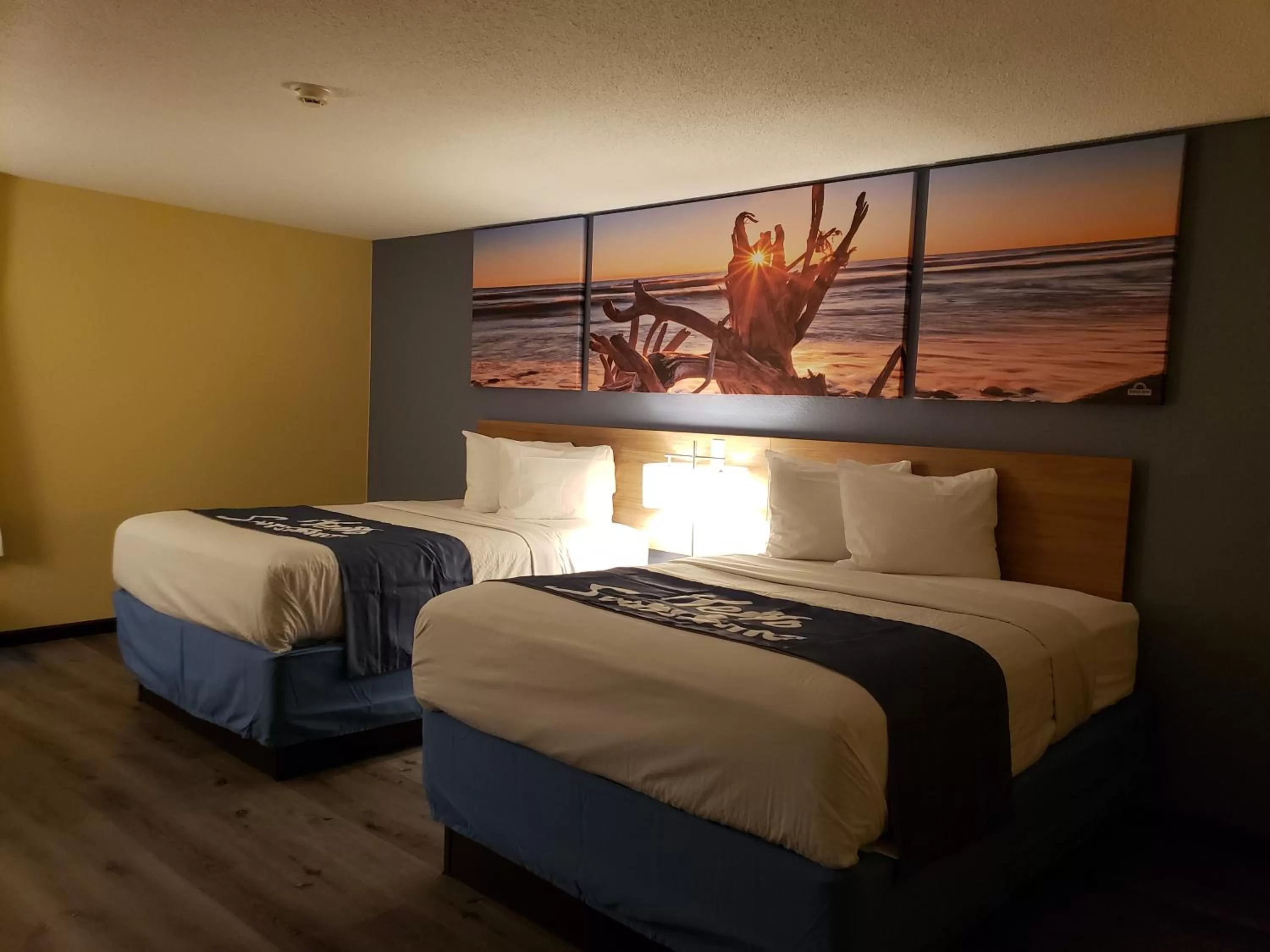 Bed in Days Inn & Suites by Wyndham Merrillville