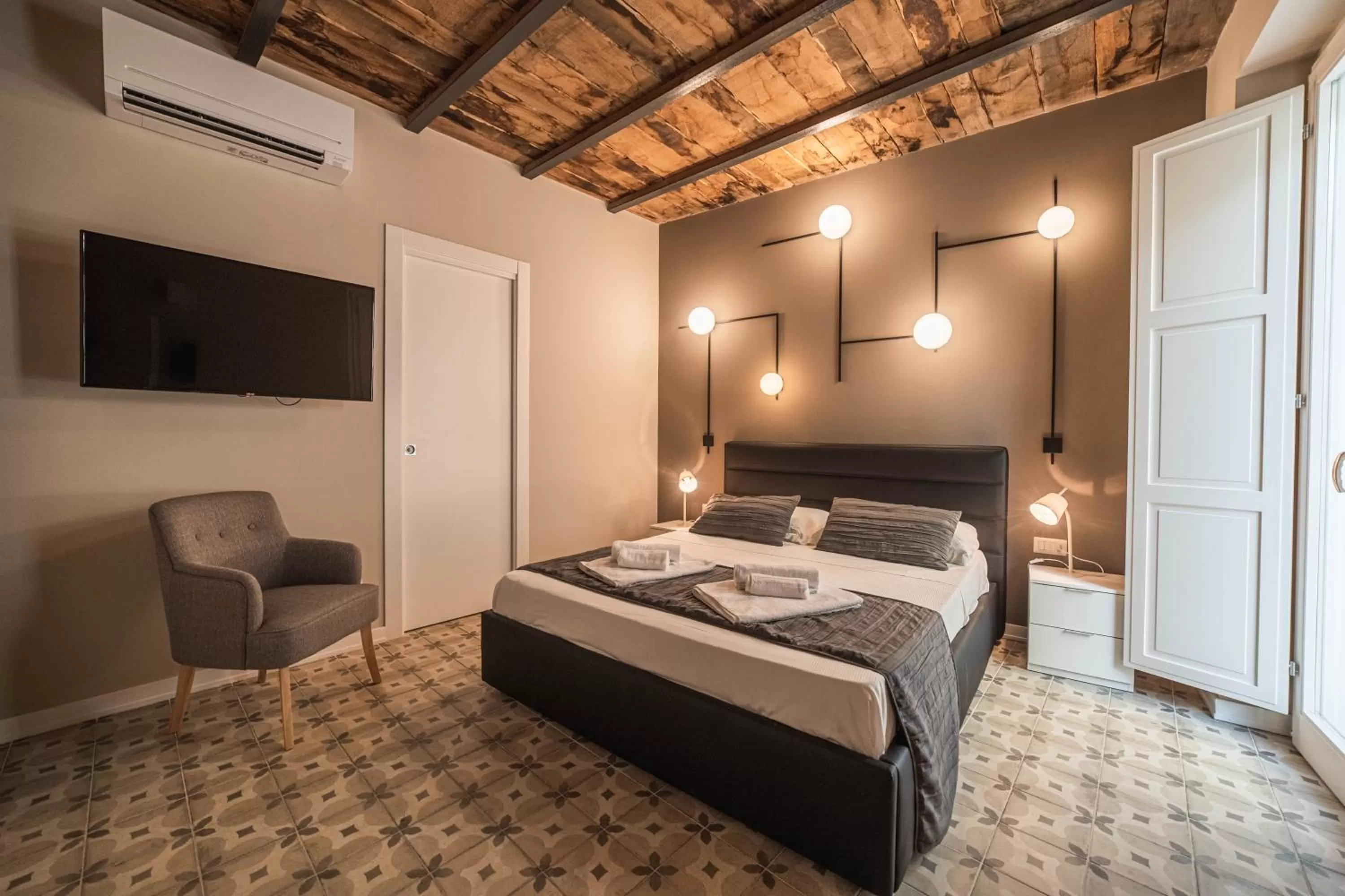 Bed in Palazzo Paladini - Luxury Suites in the Heart of the Old Town