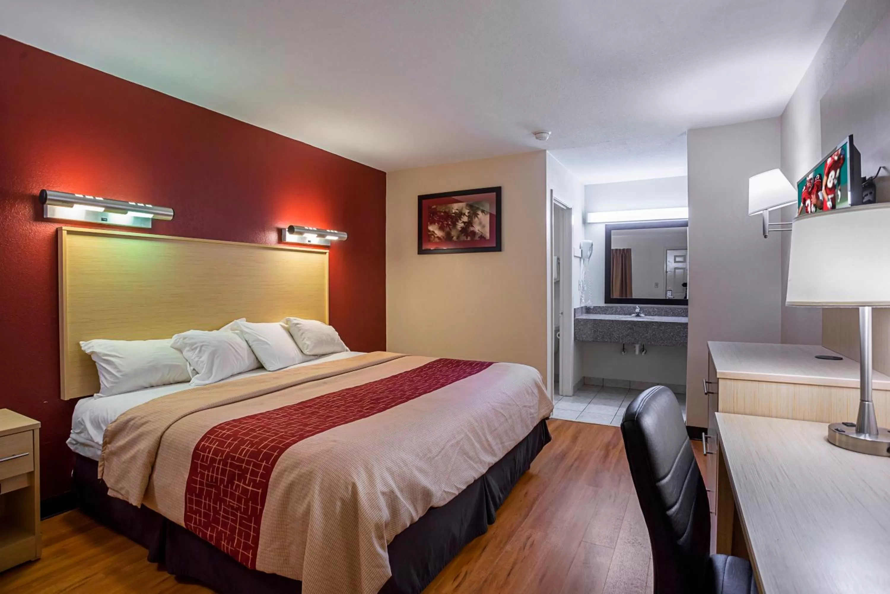 Photo of the whole room, Bed in Red Roof Inn West Memphis, AR