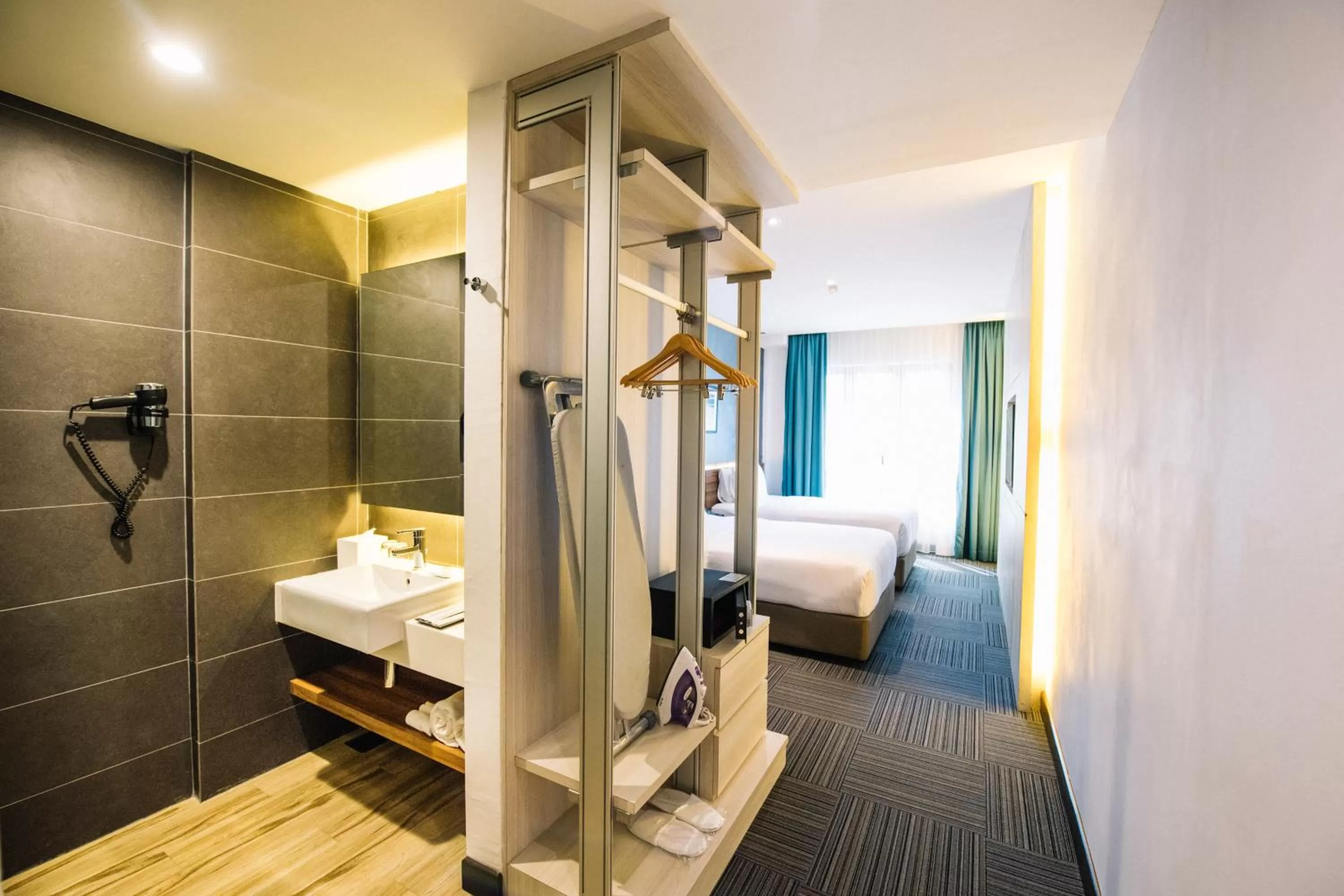 Bathroom, Bed in The Smith House