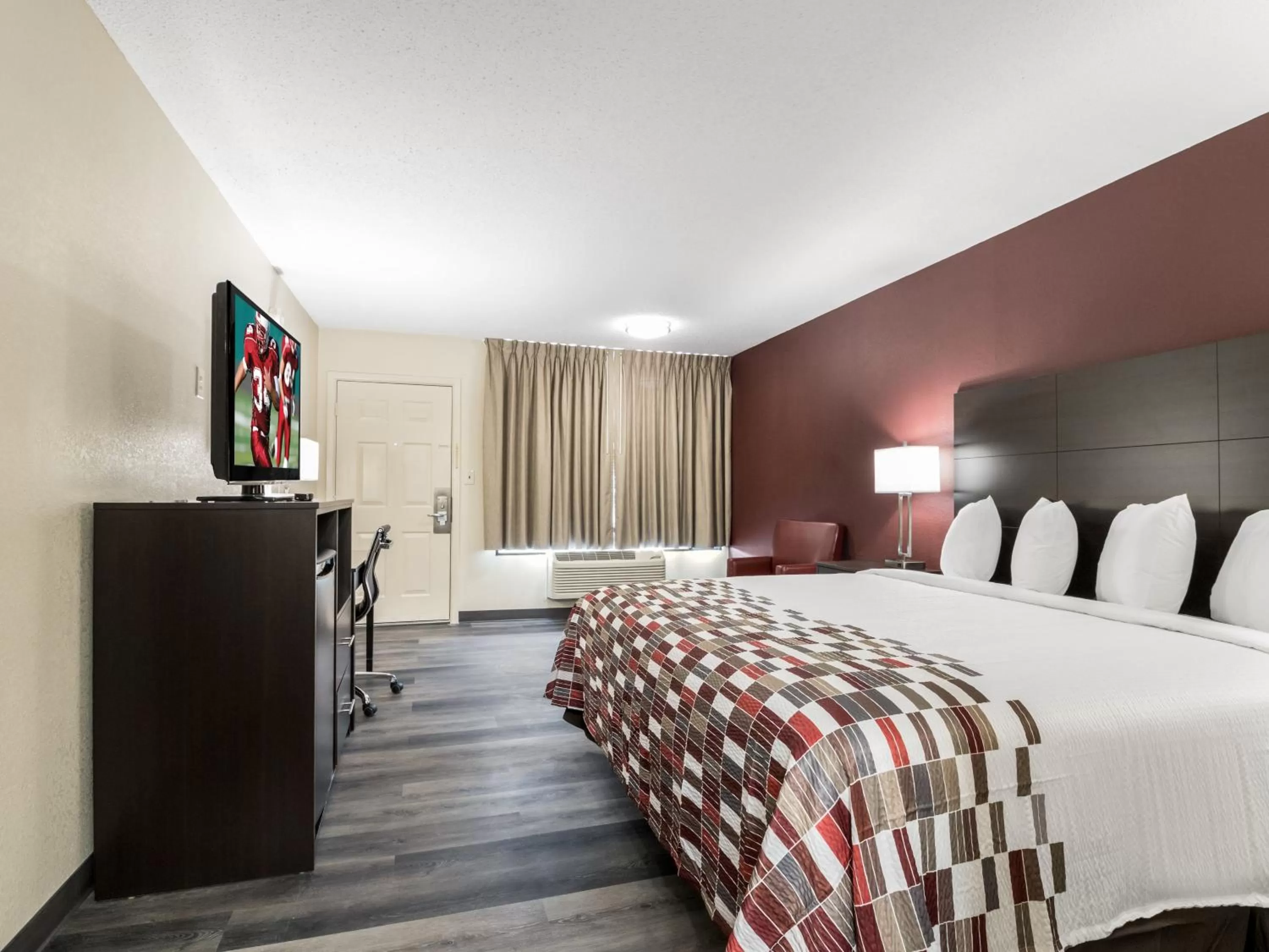 Photo of the whole room, Bed in Red Roof Inn Dandridge