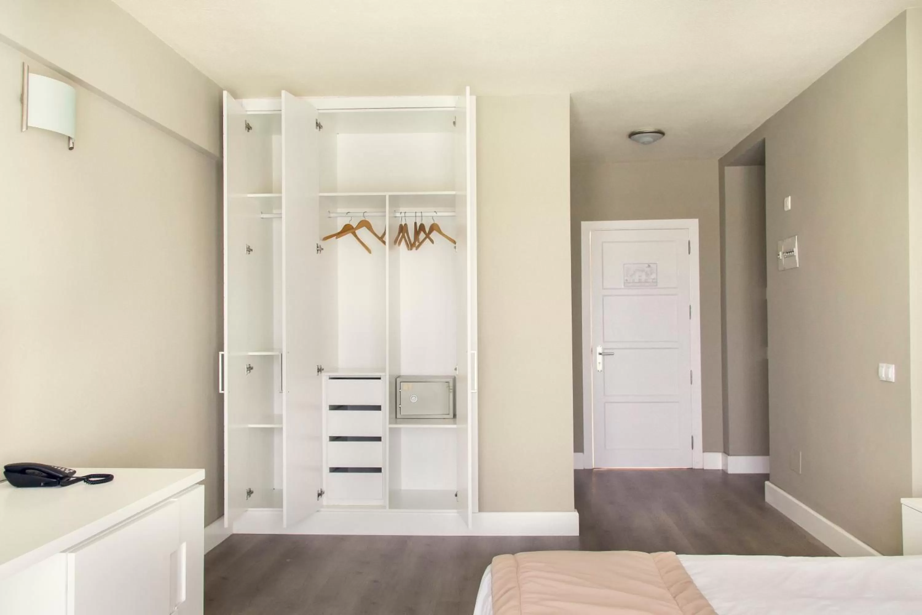 wardrobe in Apartamentos LIVVO Morromar