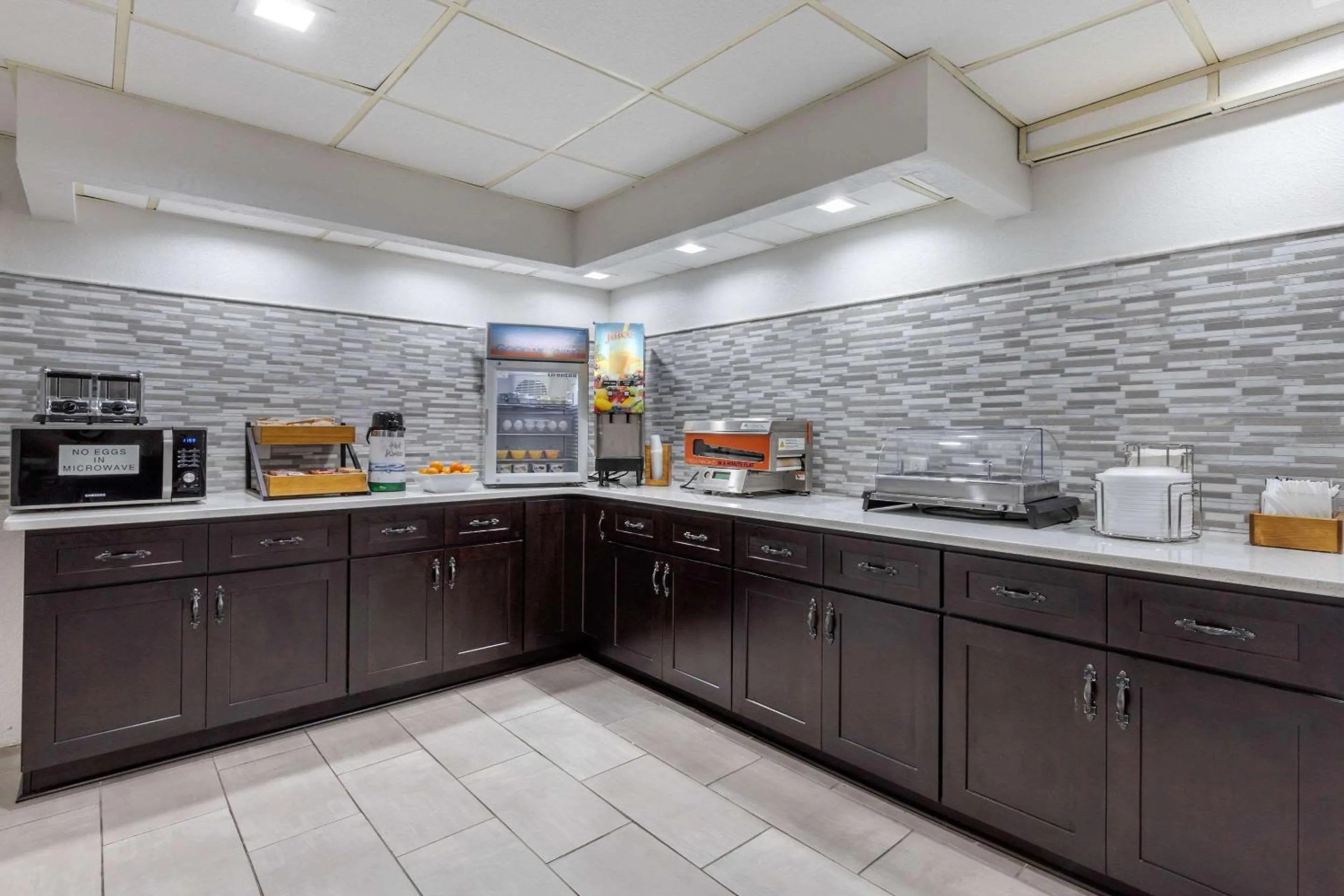 Restaurant/places to eat, Kitchen/Kitchenette in Suburban Studios at the University