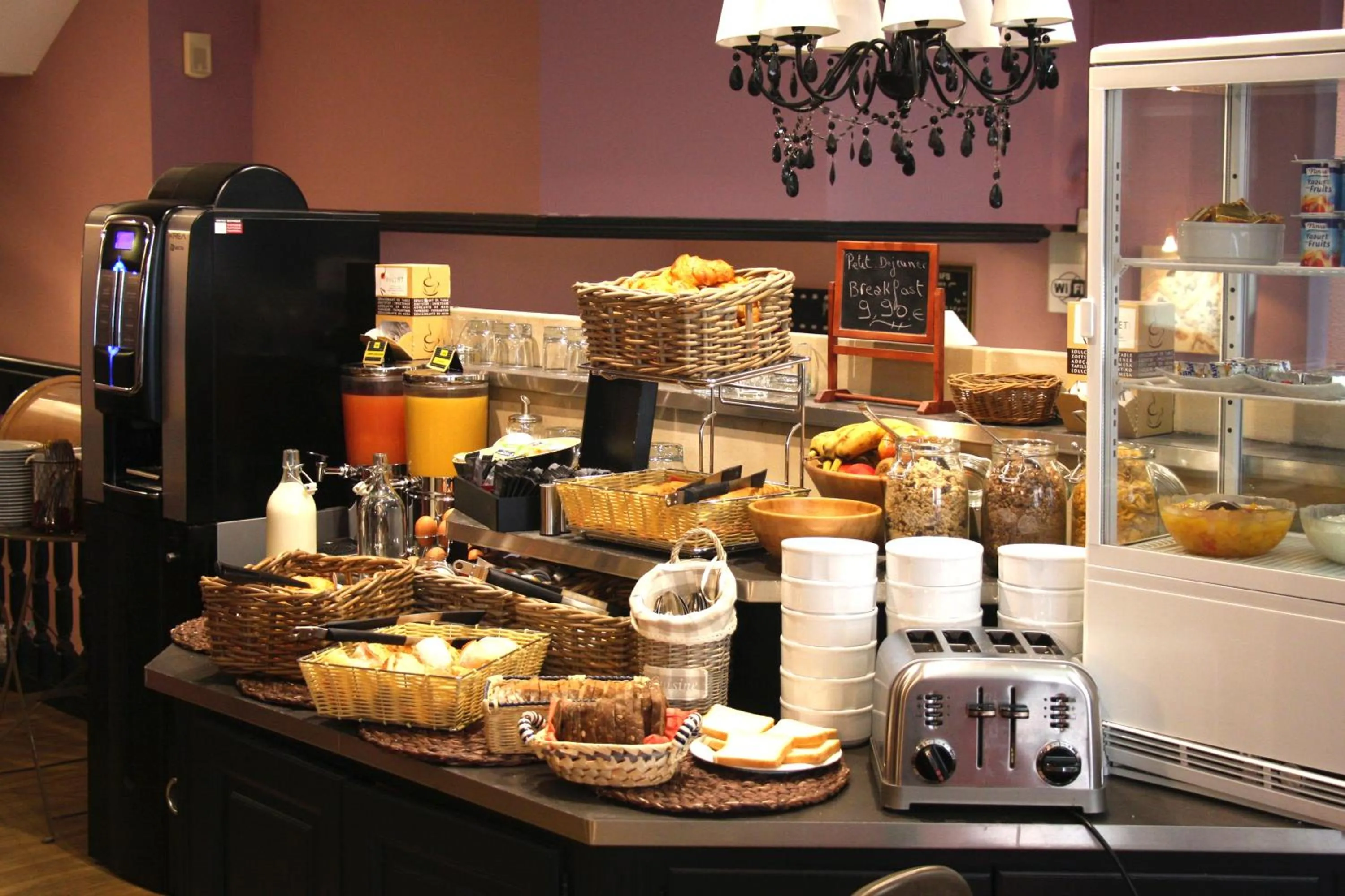 Restaurant/places to eat in Hotel Roses