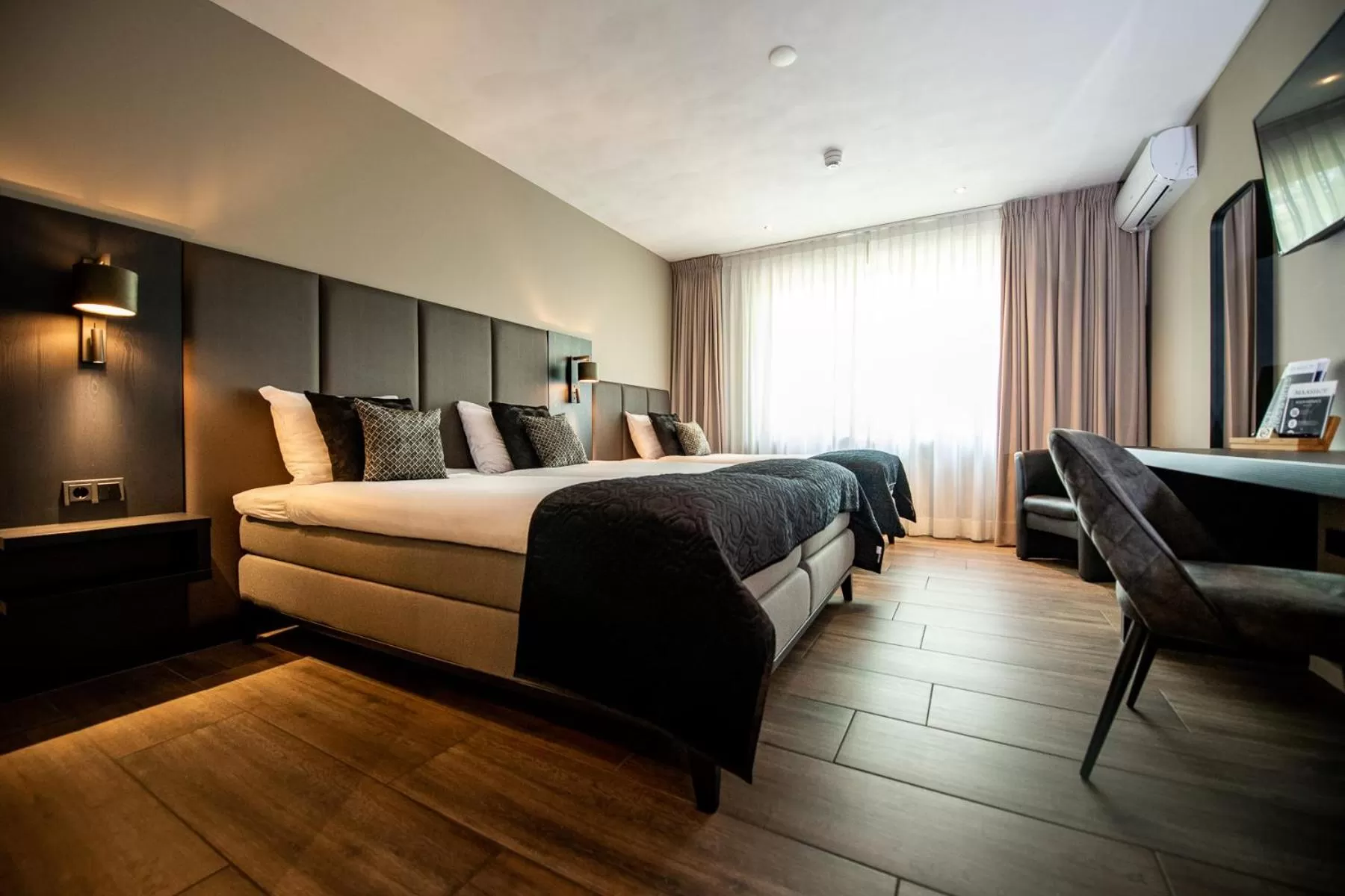 Bedroom, Bed in Maashof