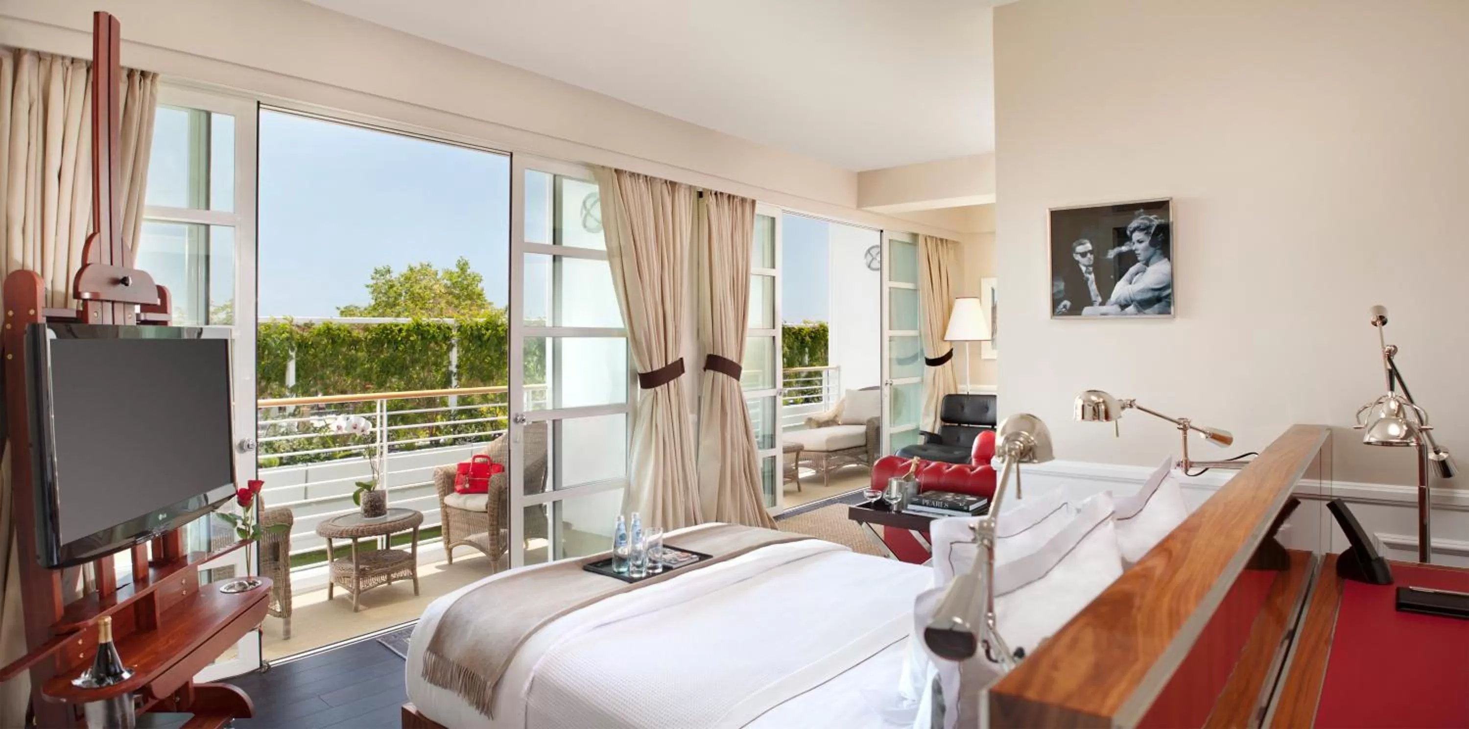 Photo of the whole room, Bed in Cameo Beverly Hills