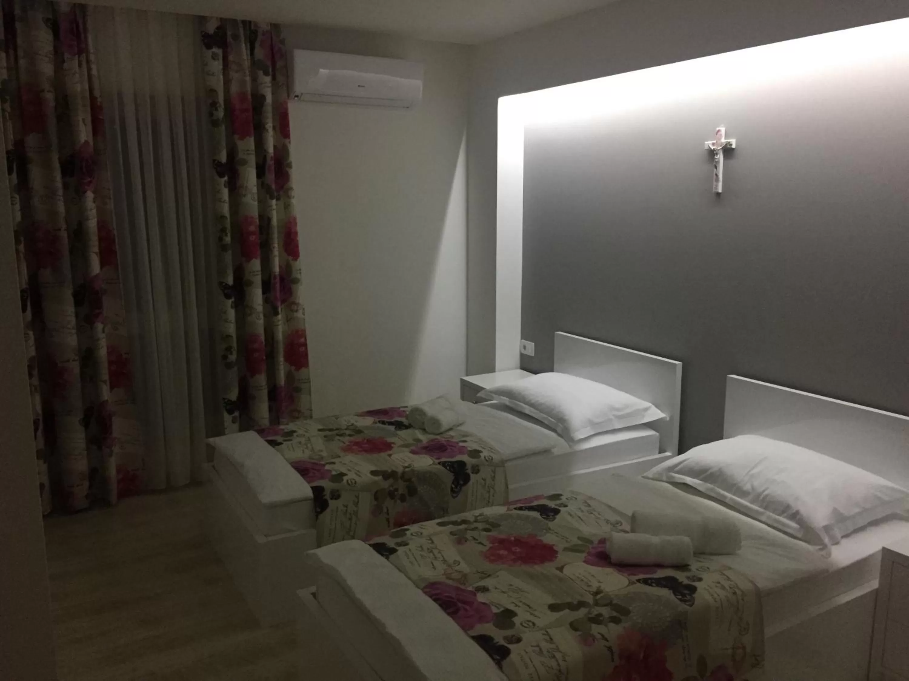 Decorative detail, Bed in Villa Flowers