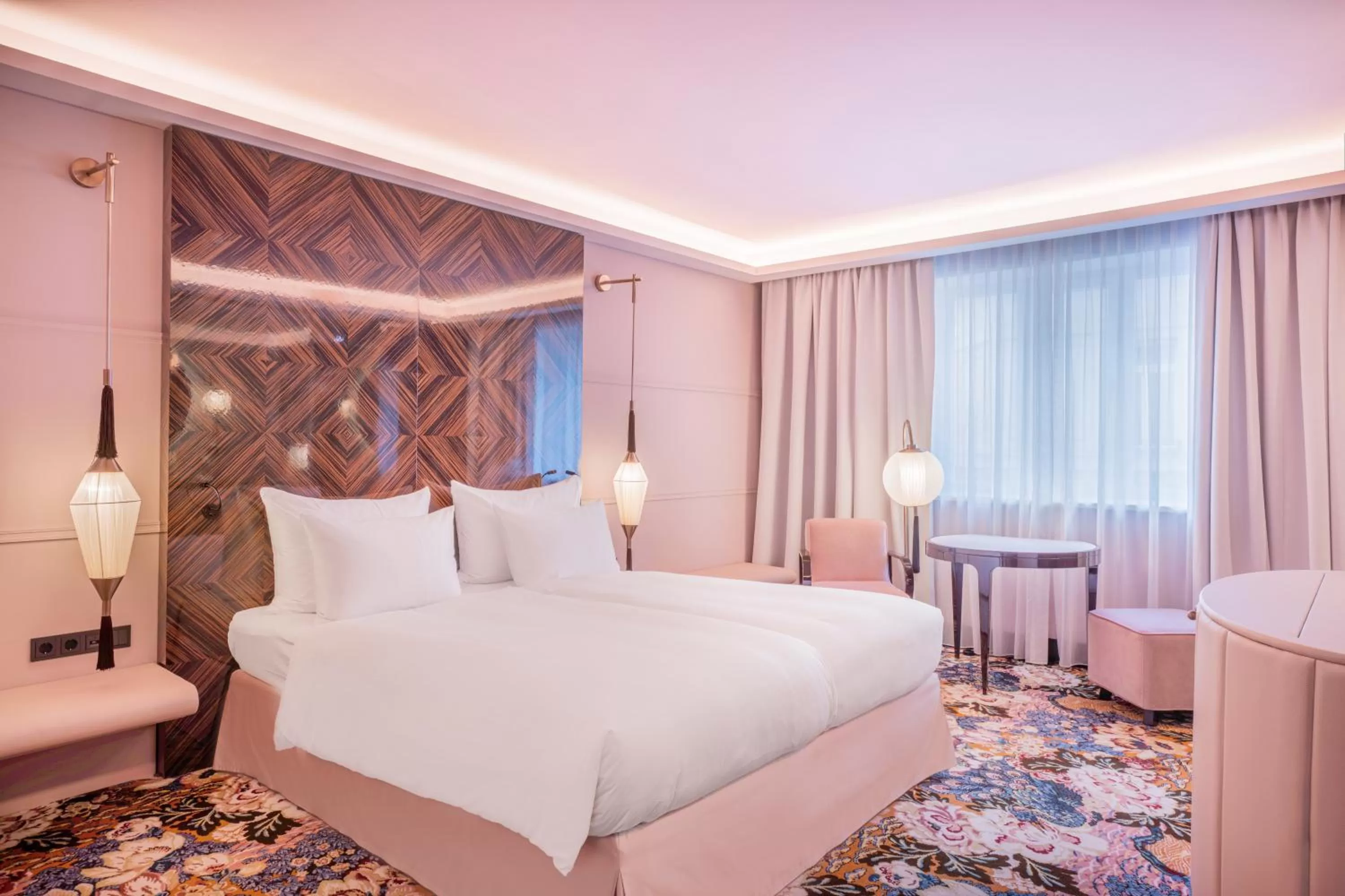 Grandiose Lamee Room in Hotel Topazz & Lamée