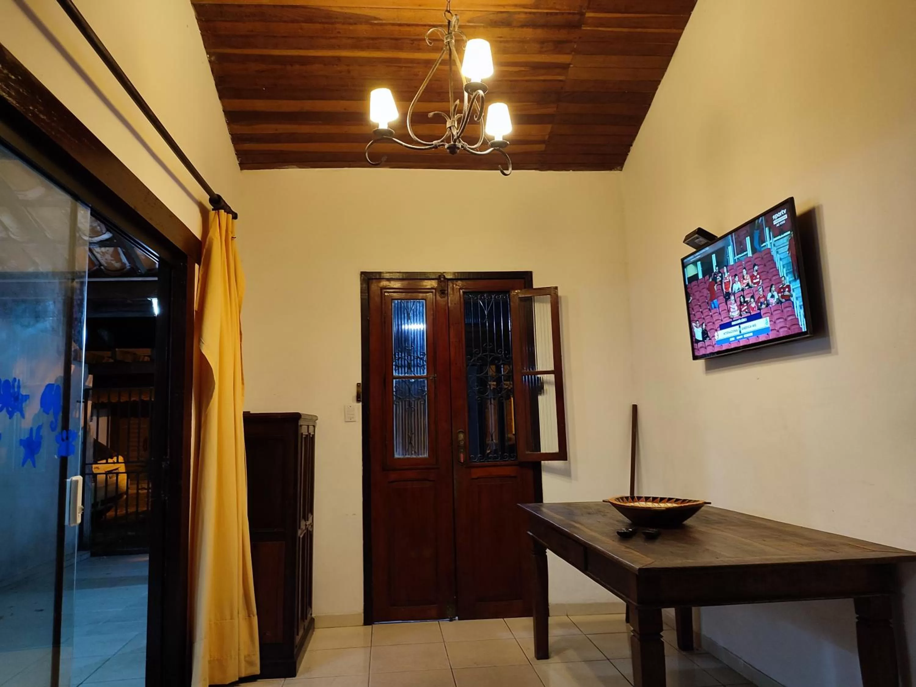 Communal lounge/ TV room in Pousada L'étage