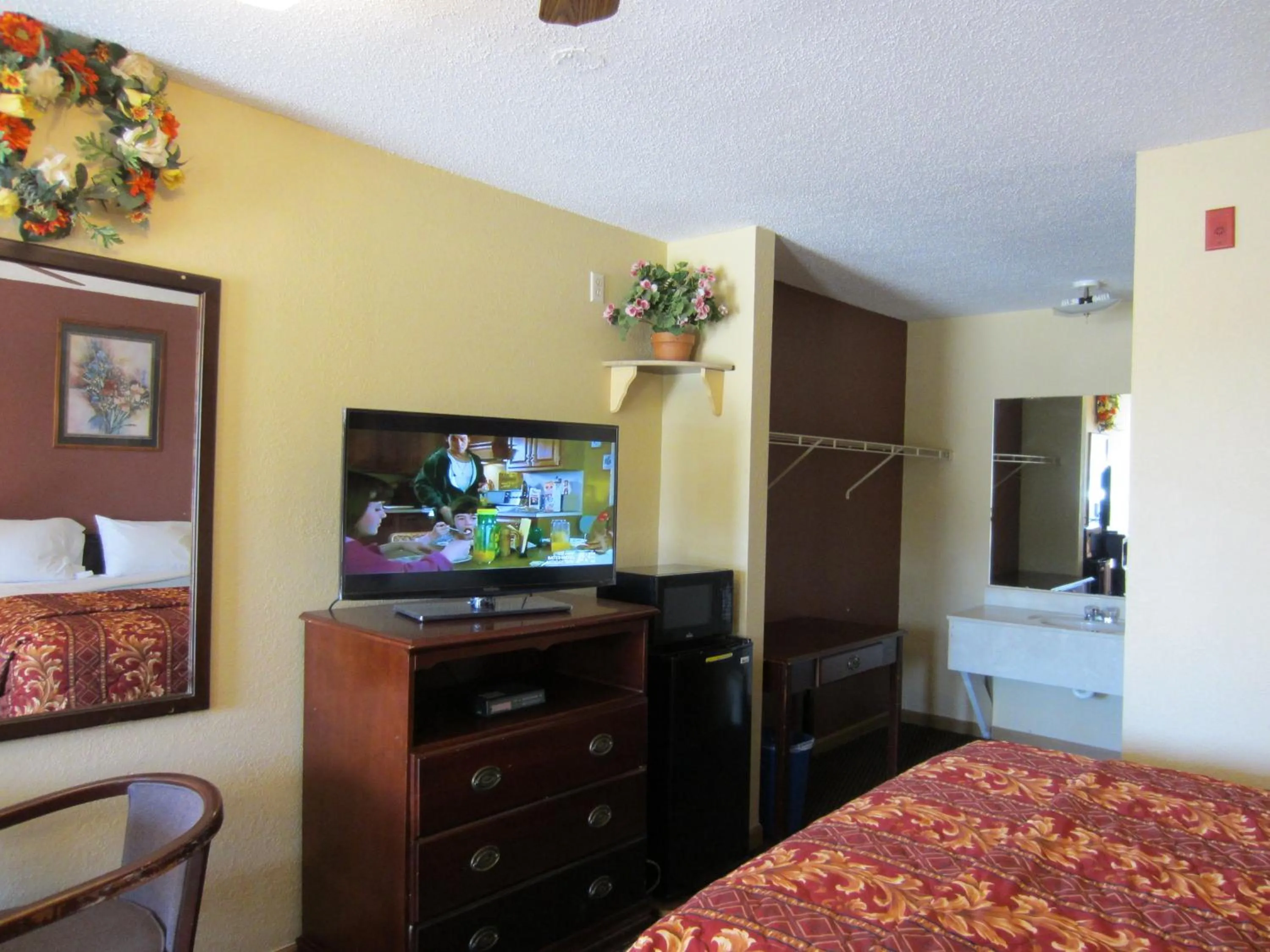 TV and multimedia, Bed in First Western Inn - Fairmont City