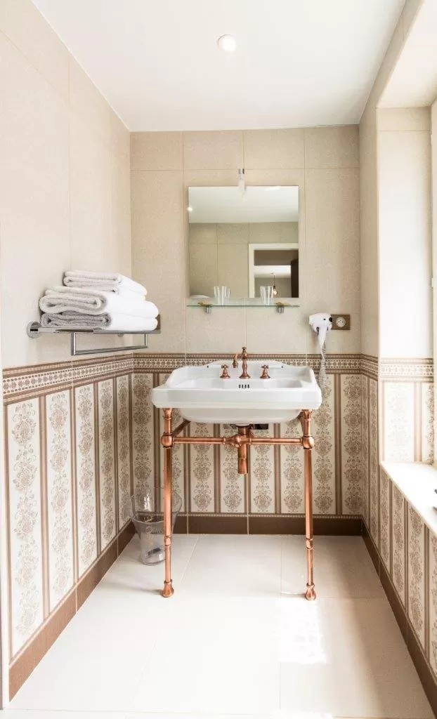 Bathroom in Logis du Parvis ***Face Cathédrale/in front of the Cathedral***