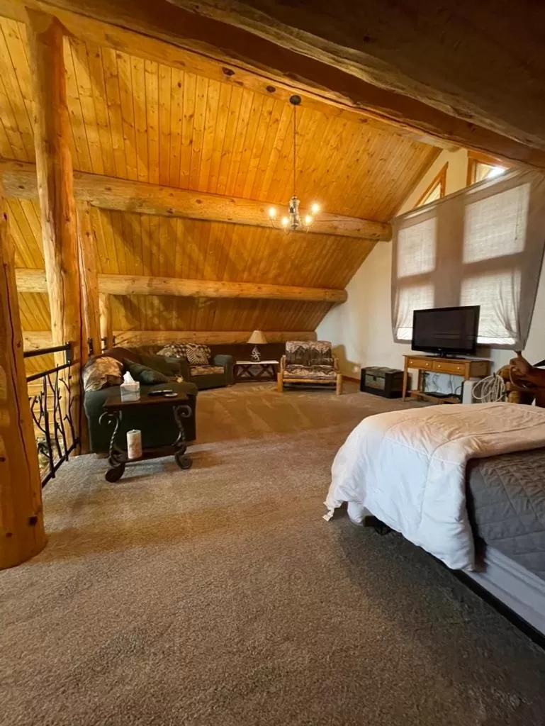 Bed in Sportsman Lodge Melrose MT