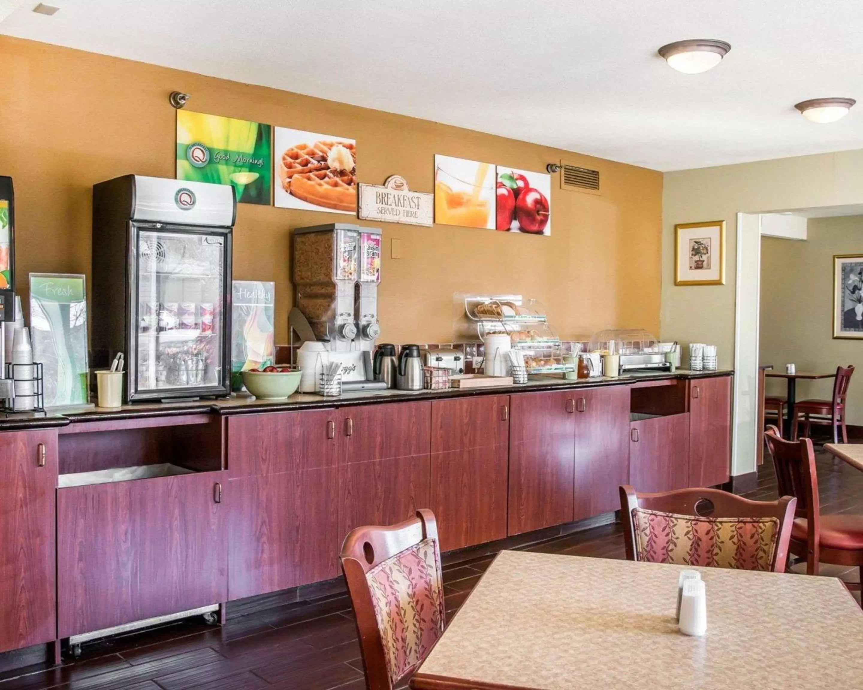 Restaurant/places to eat in Quality Inn