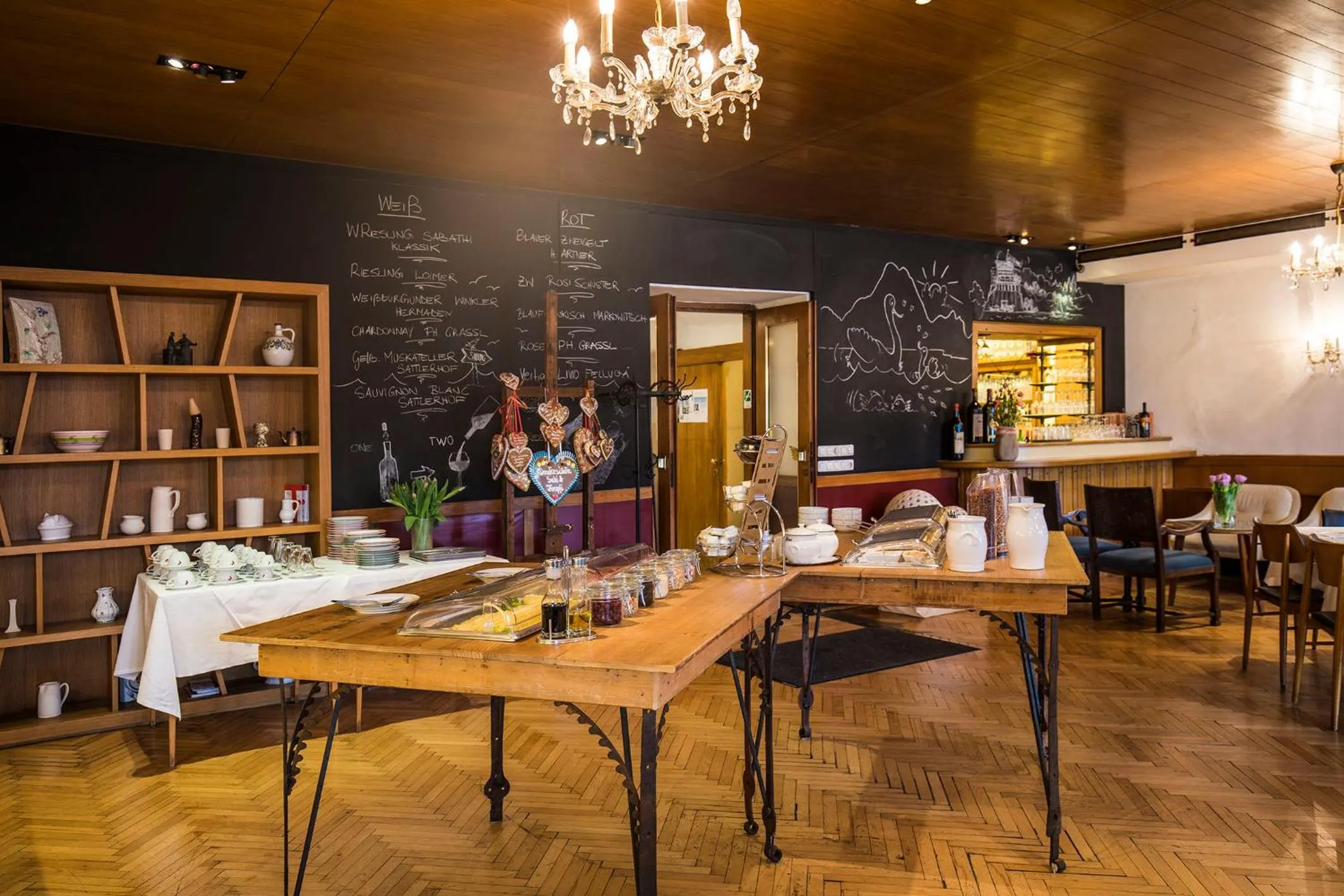 Buffet breakfast in Keramikhotel Goldener Brunnen