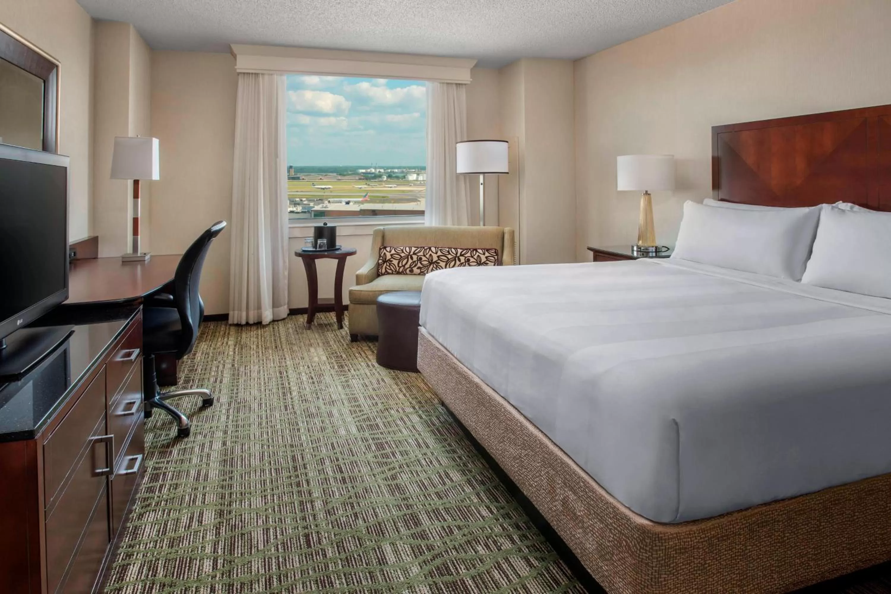 Photo of the whole room, Bed in Philadelphia Airport Marriott