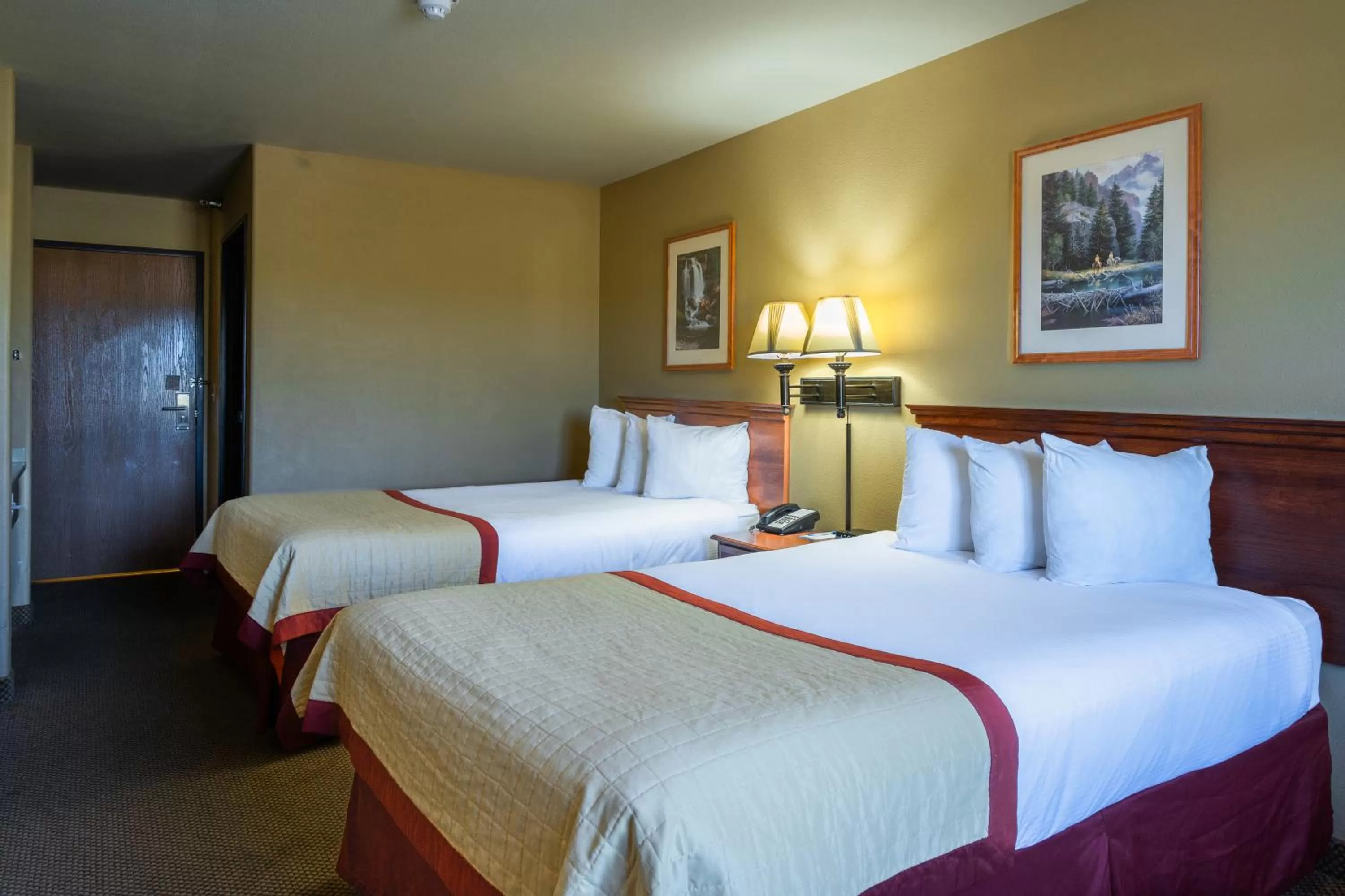 Bed in Pinedale Hotel & Suites