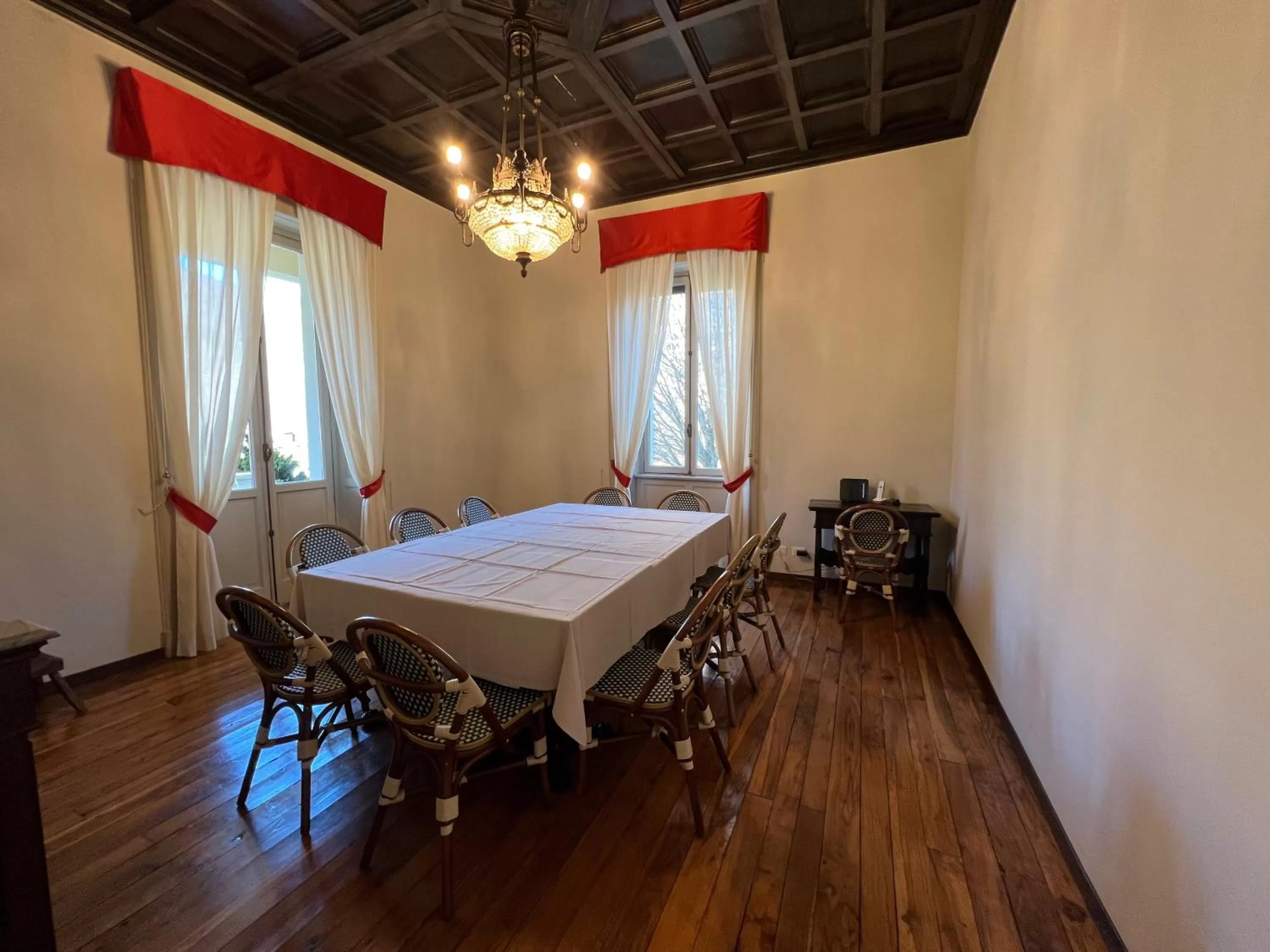 Dining area, Bed in La Villa del Lago