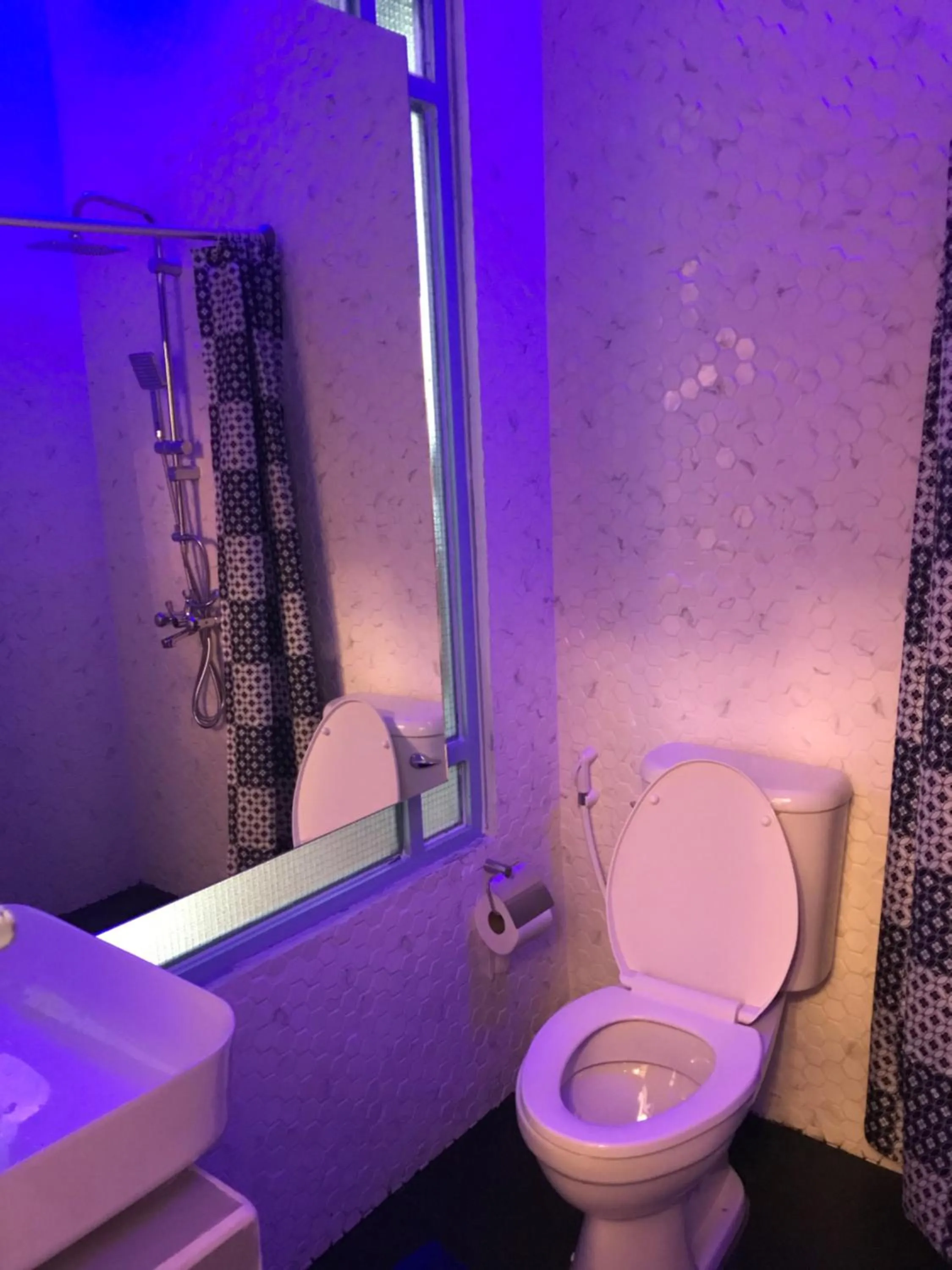 Bathroom in Blu Cabin Ari Stylish Gay Poshtel