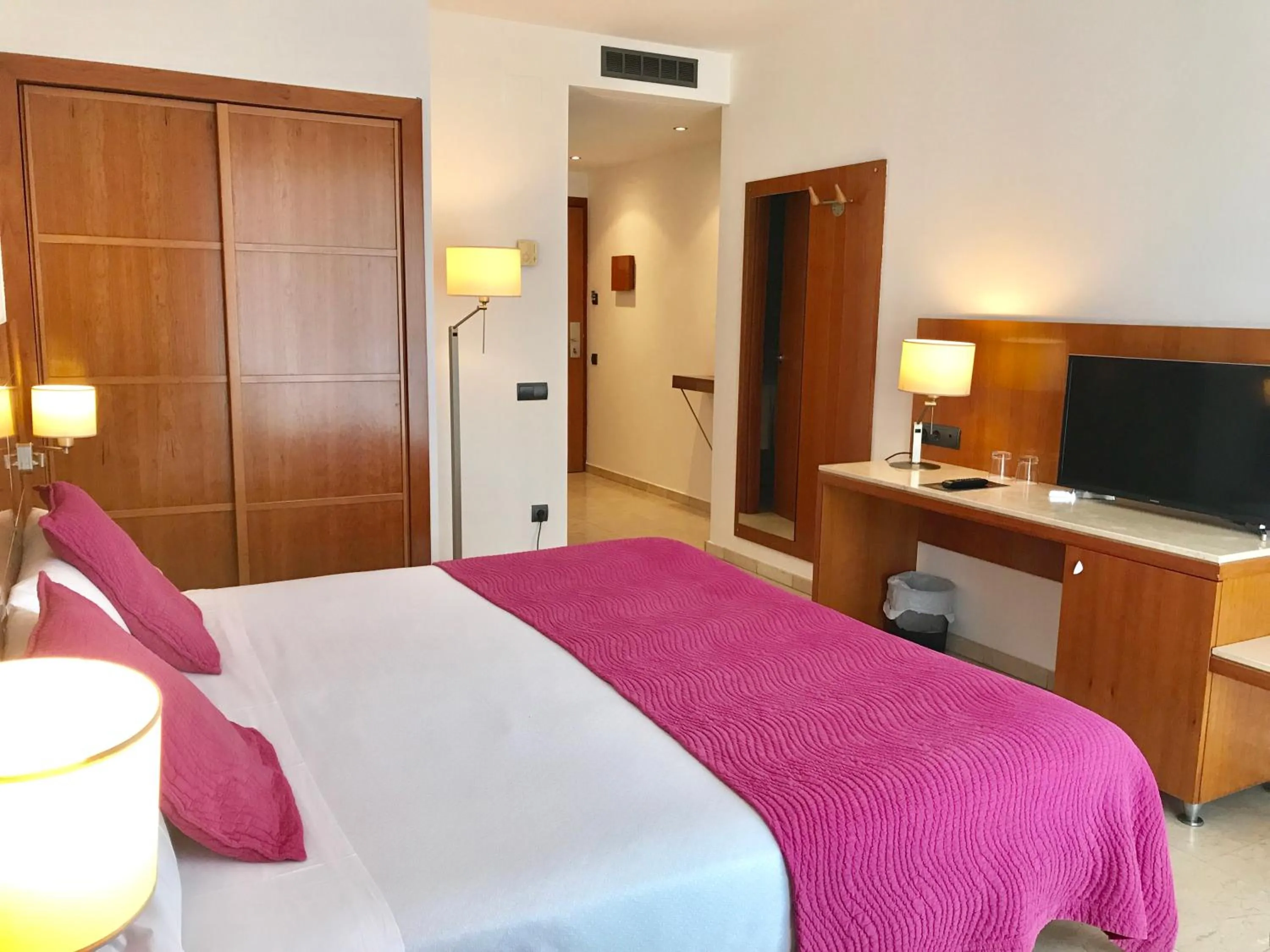 Bedroom, Bed in Hotel Calasanz