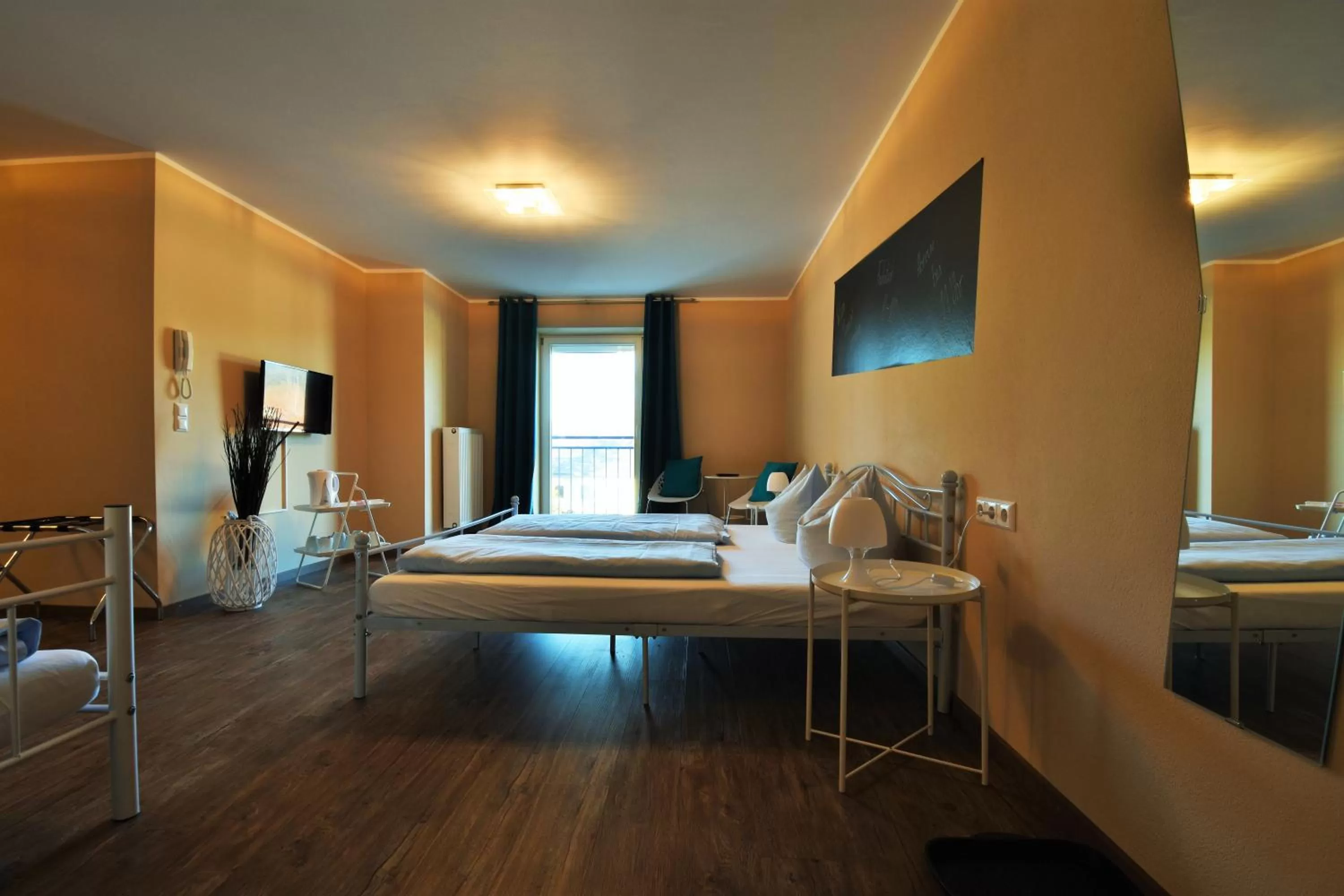 Photo of the whole room, Bed in Motel Füssen im Allgäu