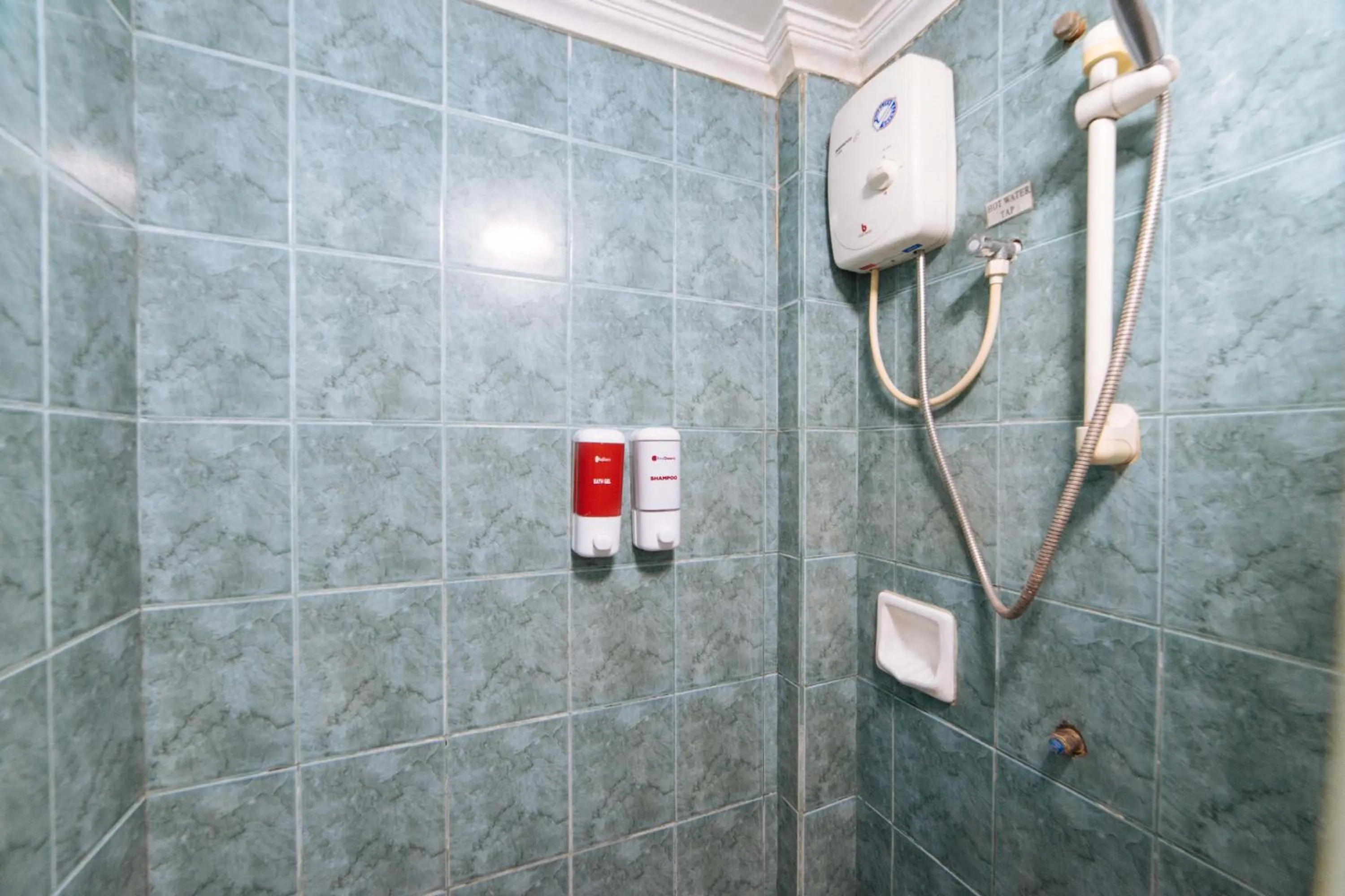 Shower in RedDoorz @ Clarkview 21st Street Angeles City