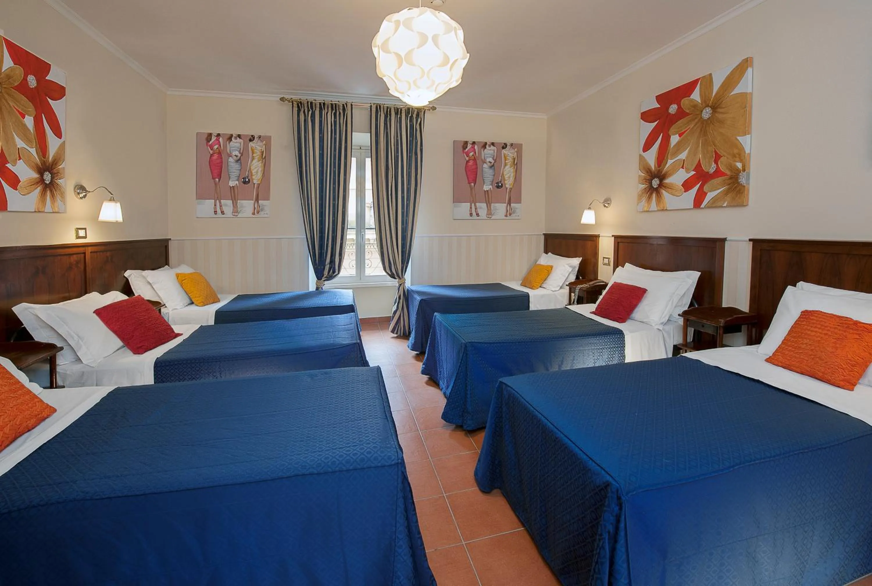 Photo of the whole room, Bed in Budget Rooms Des Arts