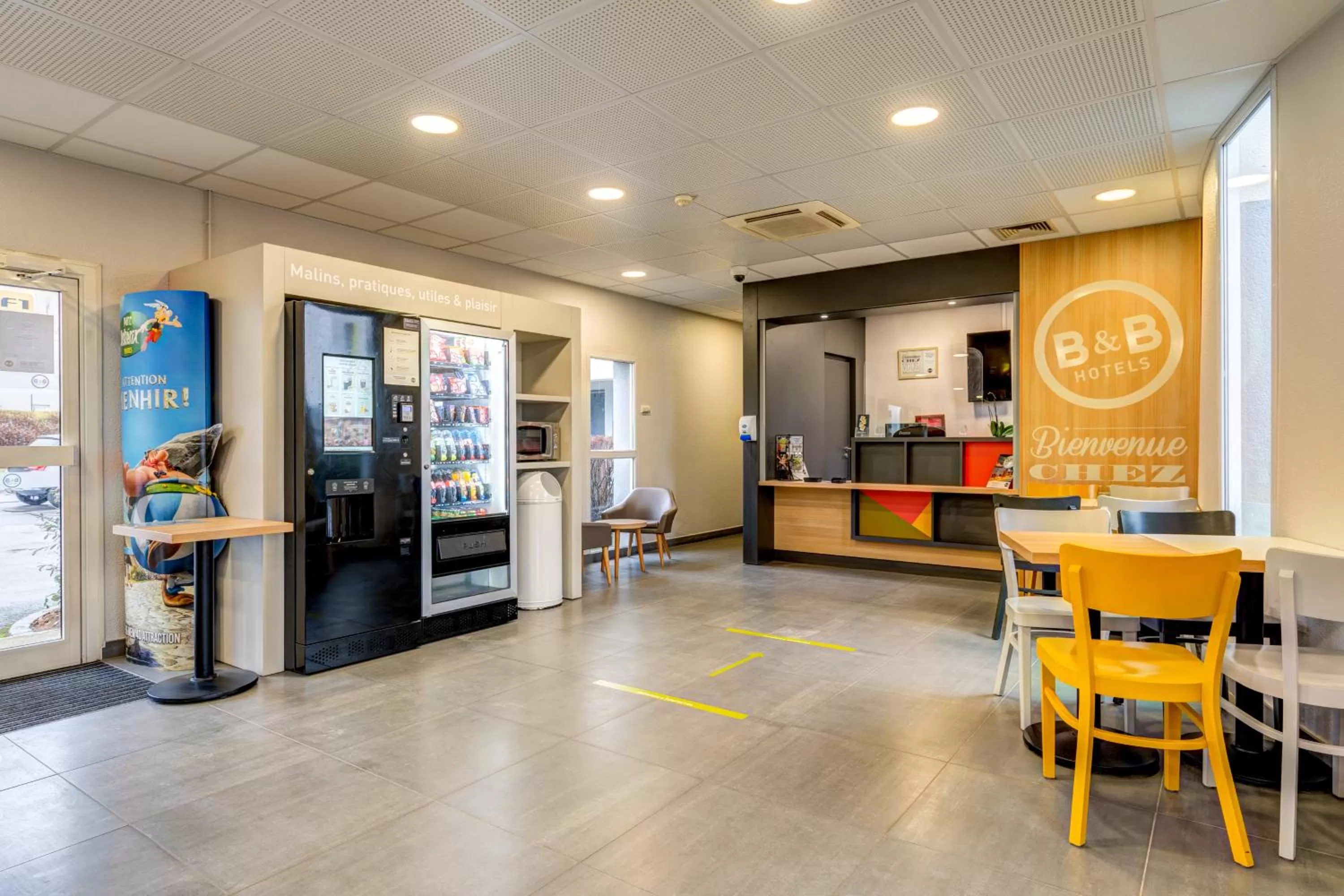 Lobby or reception in B&B HOTEL Saint-Witz