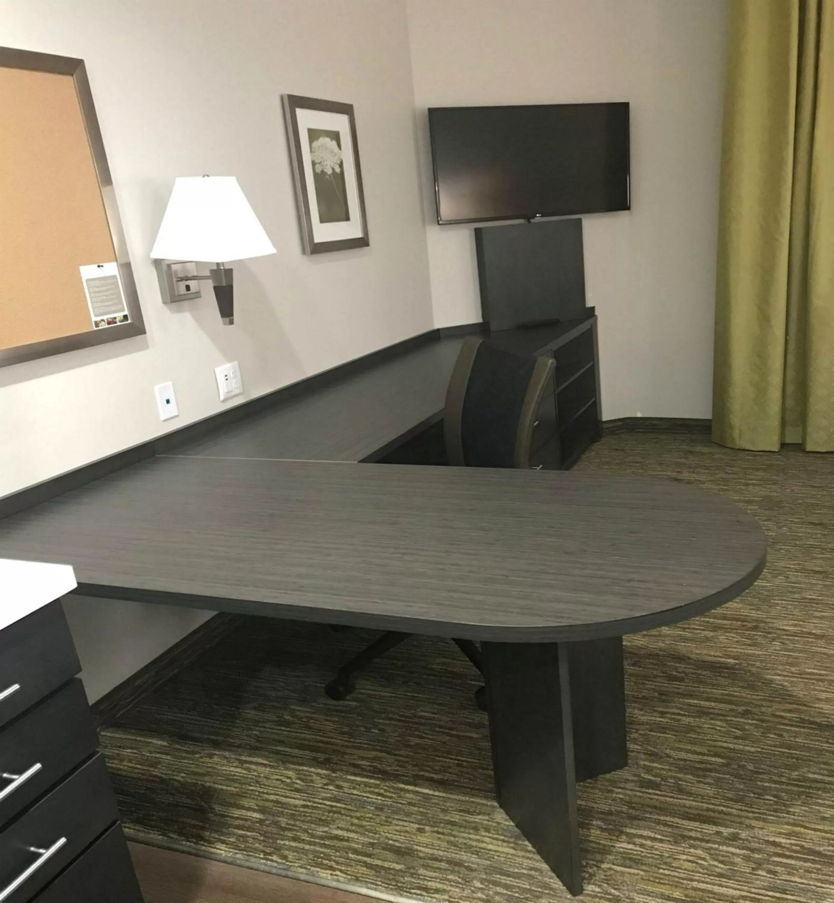 Photo of the whole room in Candlewood Suites Independence by IHG