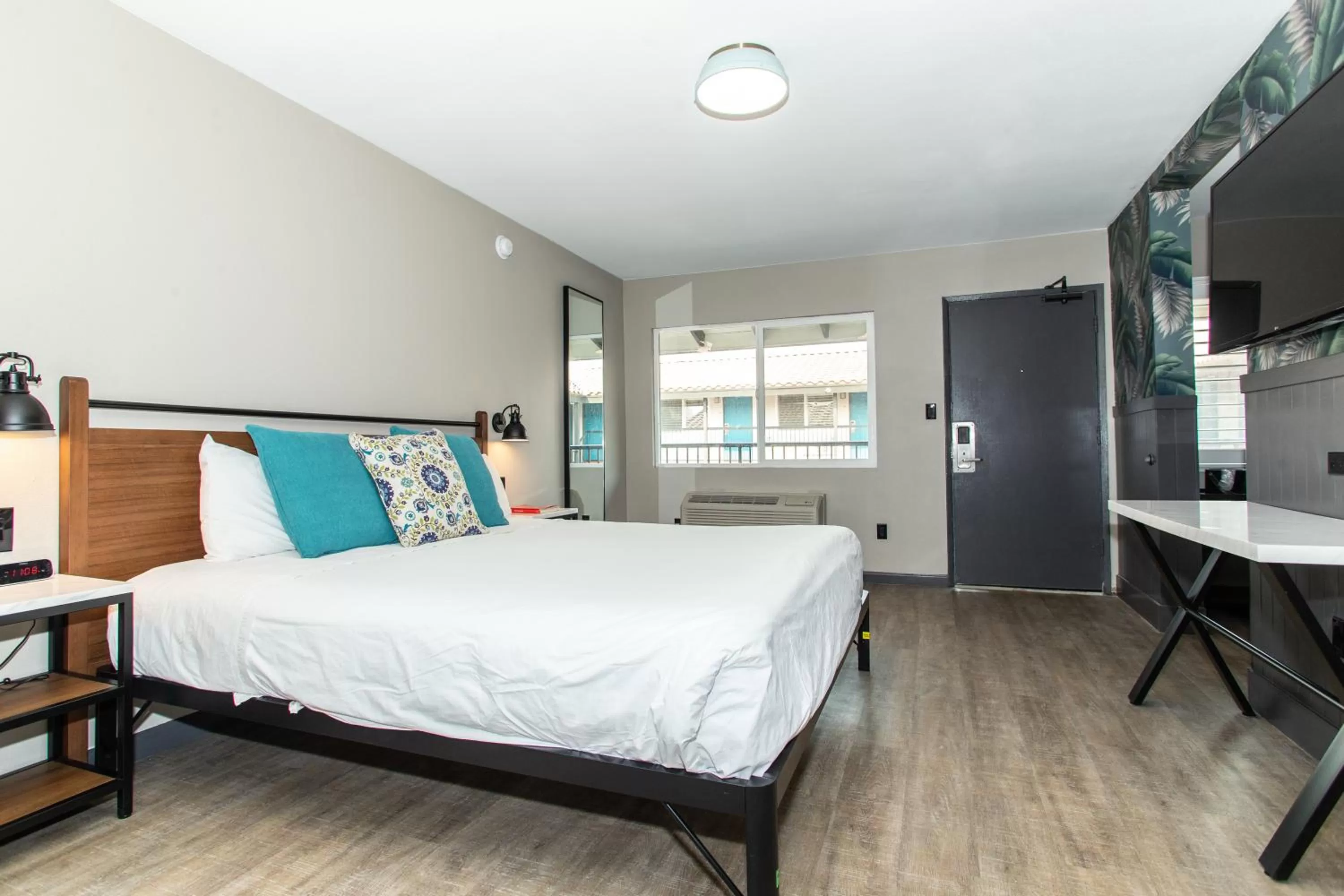 Guests, Bed in Magnolia Tree Hotel-Maingate/Anaheim Convention Center