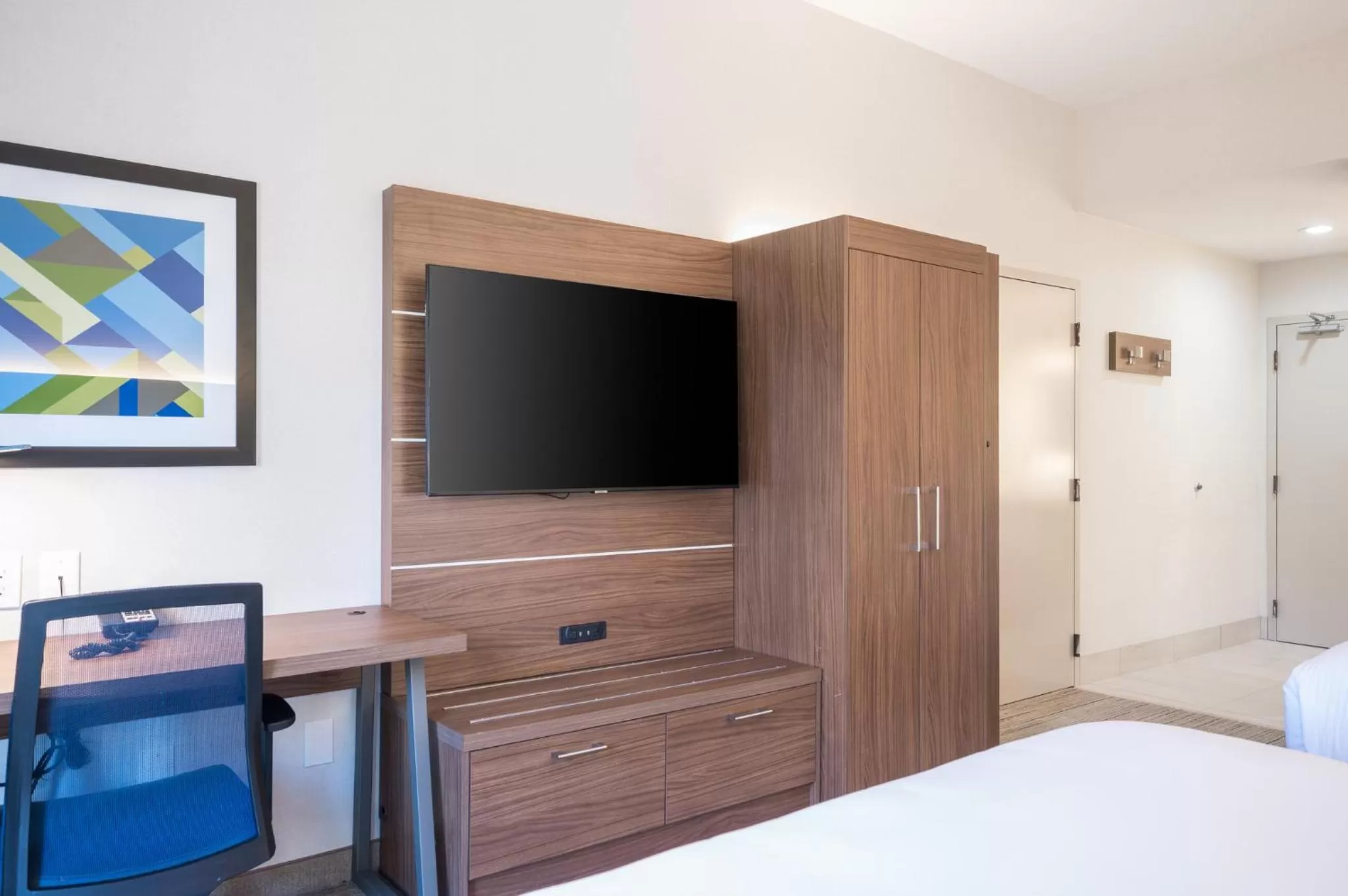 Photo of the whole room, Bed in Holiday Inn Express Grover Beach-Pismo Beach Area by IHG