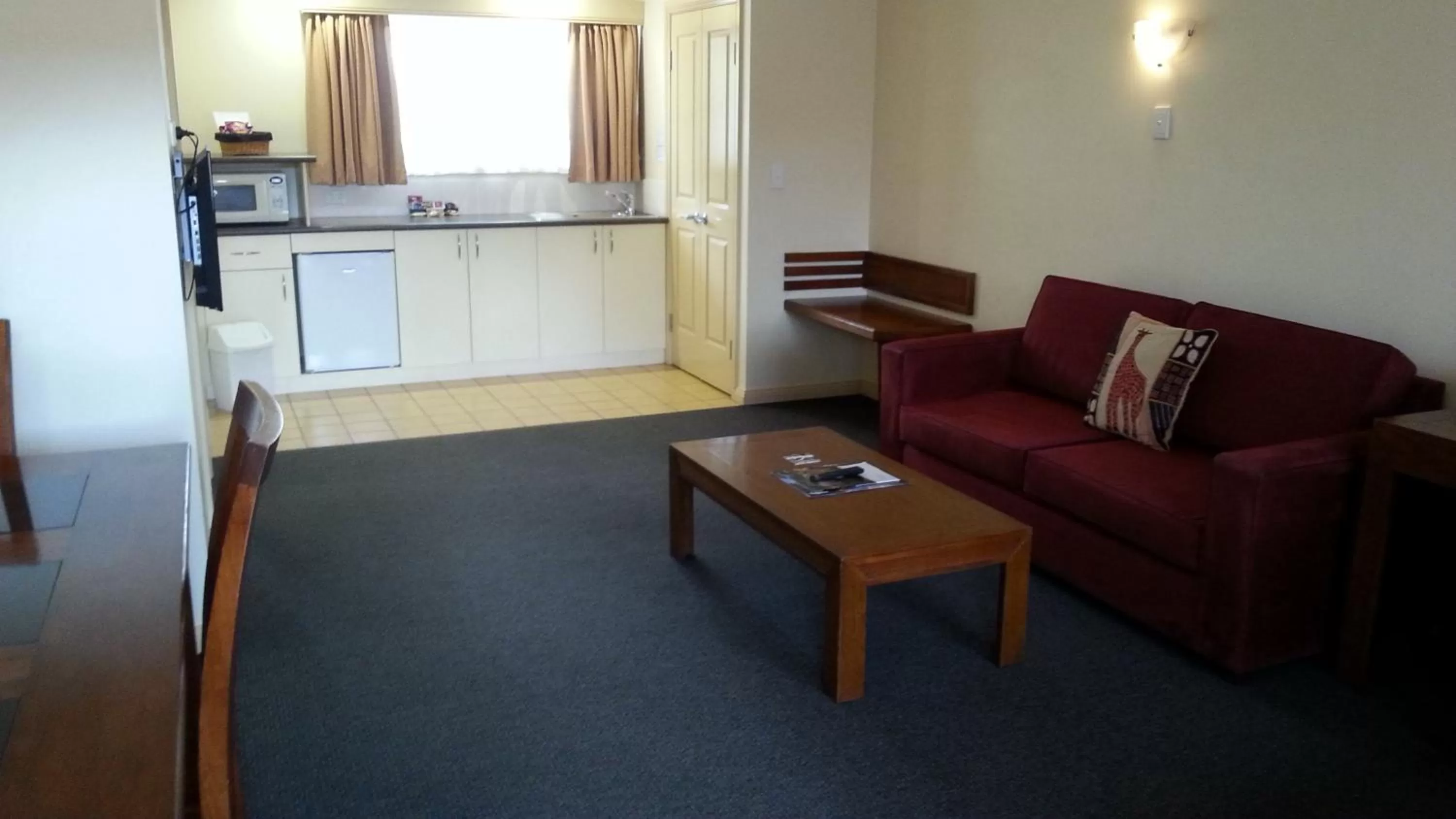 Communal lounge/ TV room in Armidale Pines Motel