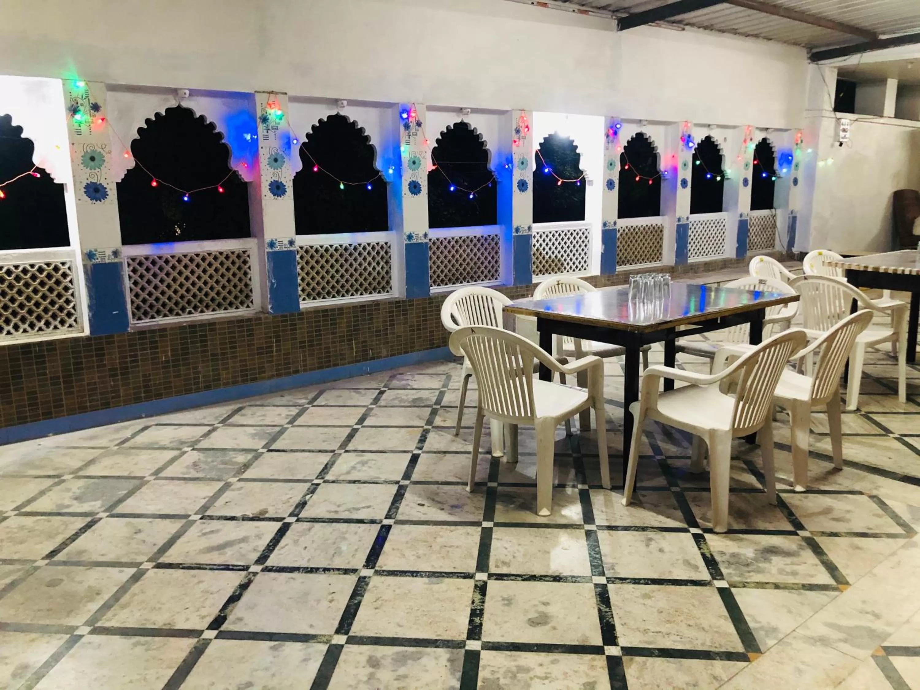 Restaurant/places to eat in Hotel Rani Palace at Lake Fatehsagar