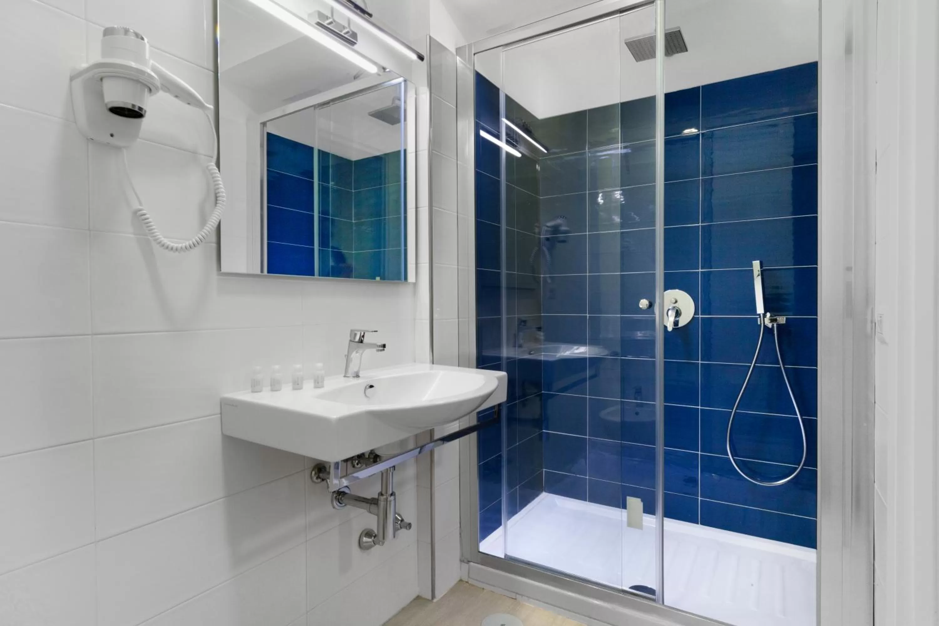 Shower in Eden Bleu