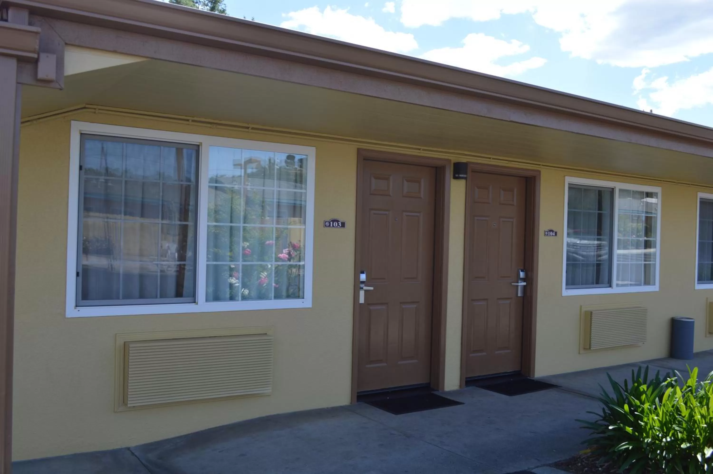 Facade/entrance in Budget Inn