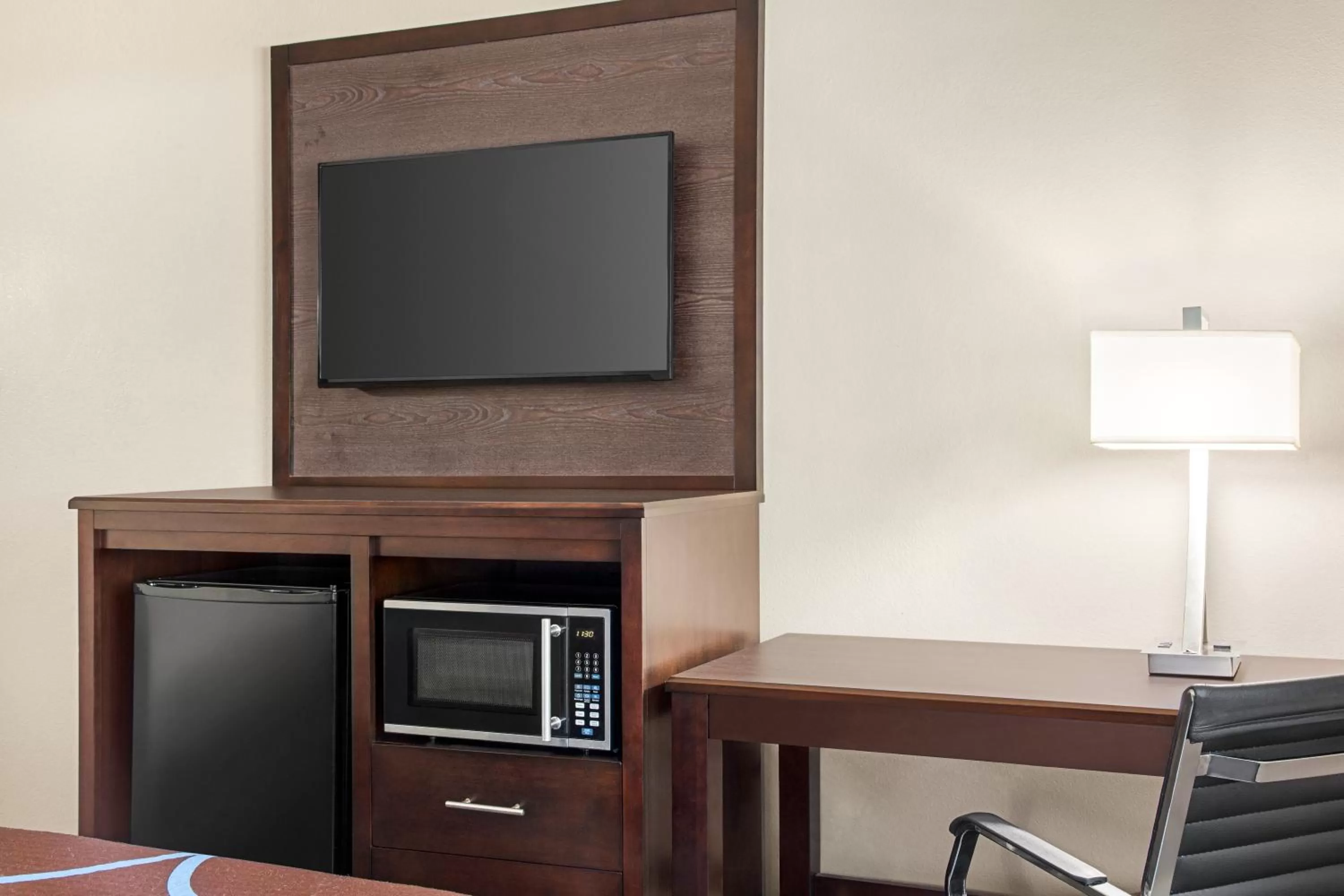 TV and multimedia in Super 8 by Wyndham Lenexa Overland Park Area/Mall Area