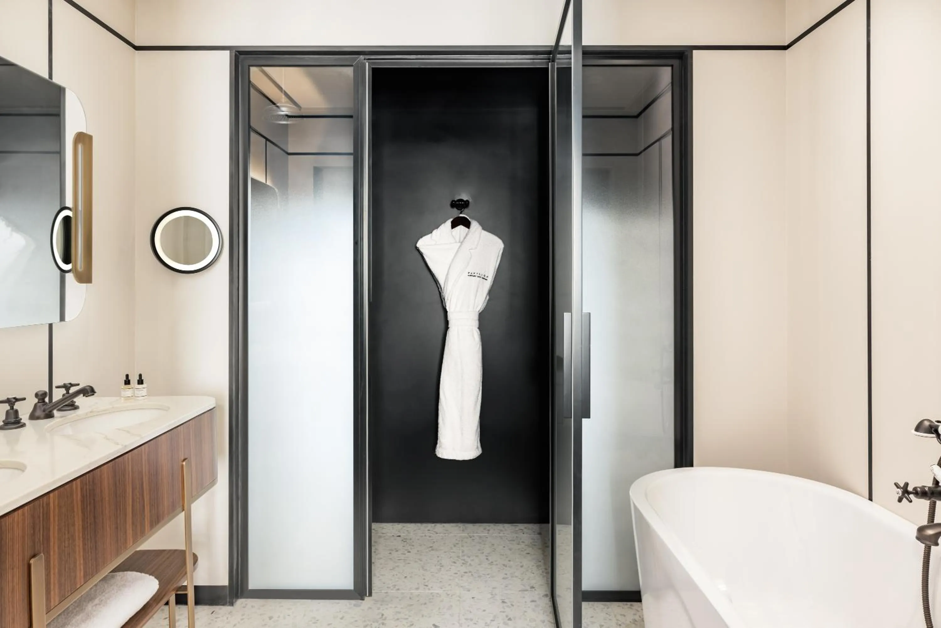 Bathroom in Pavillon Faubourg Saint-Germain & Spa