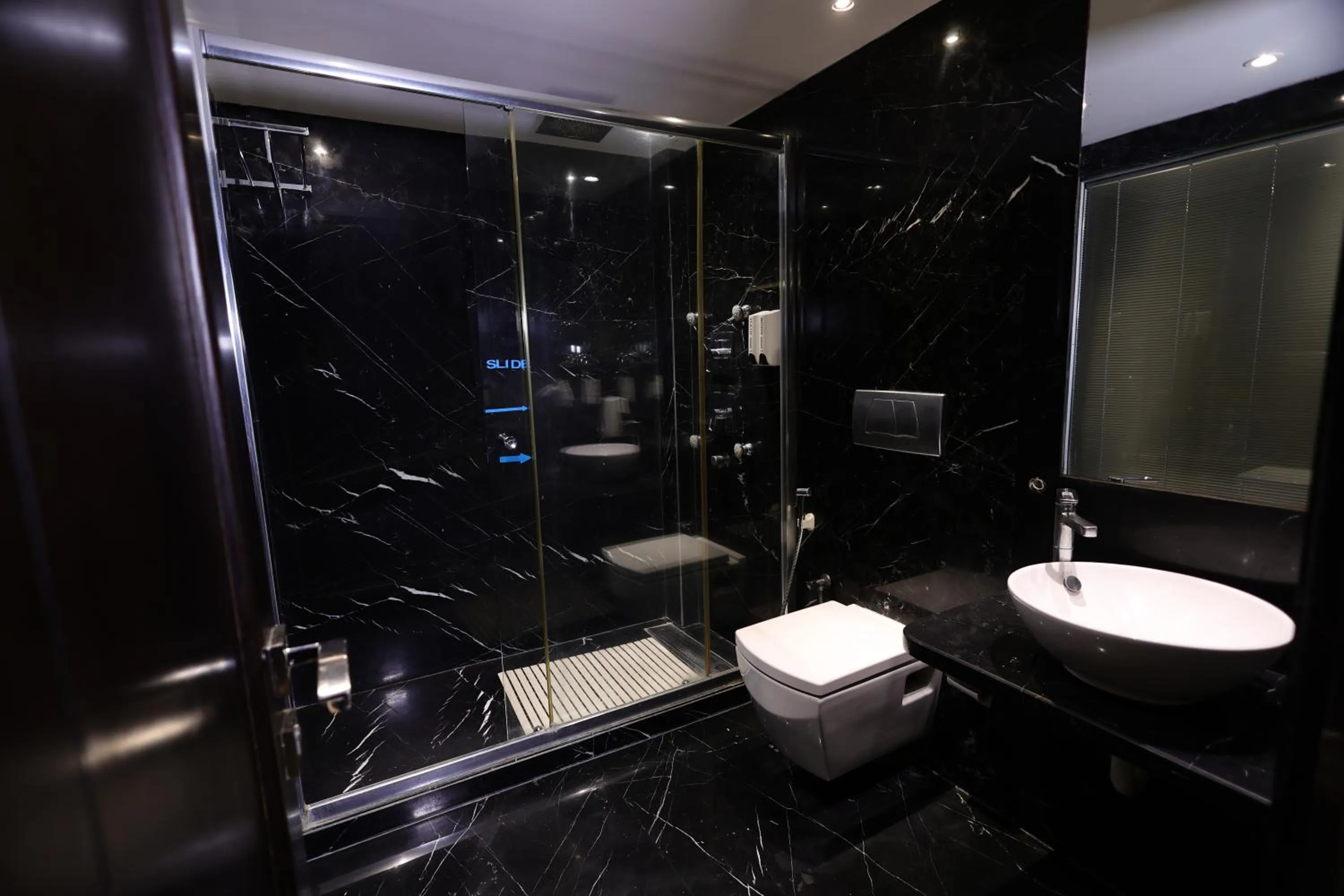 Bathroom in Hotel GODWIN DELUXE - New Delhi Railway Station - Paharganj