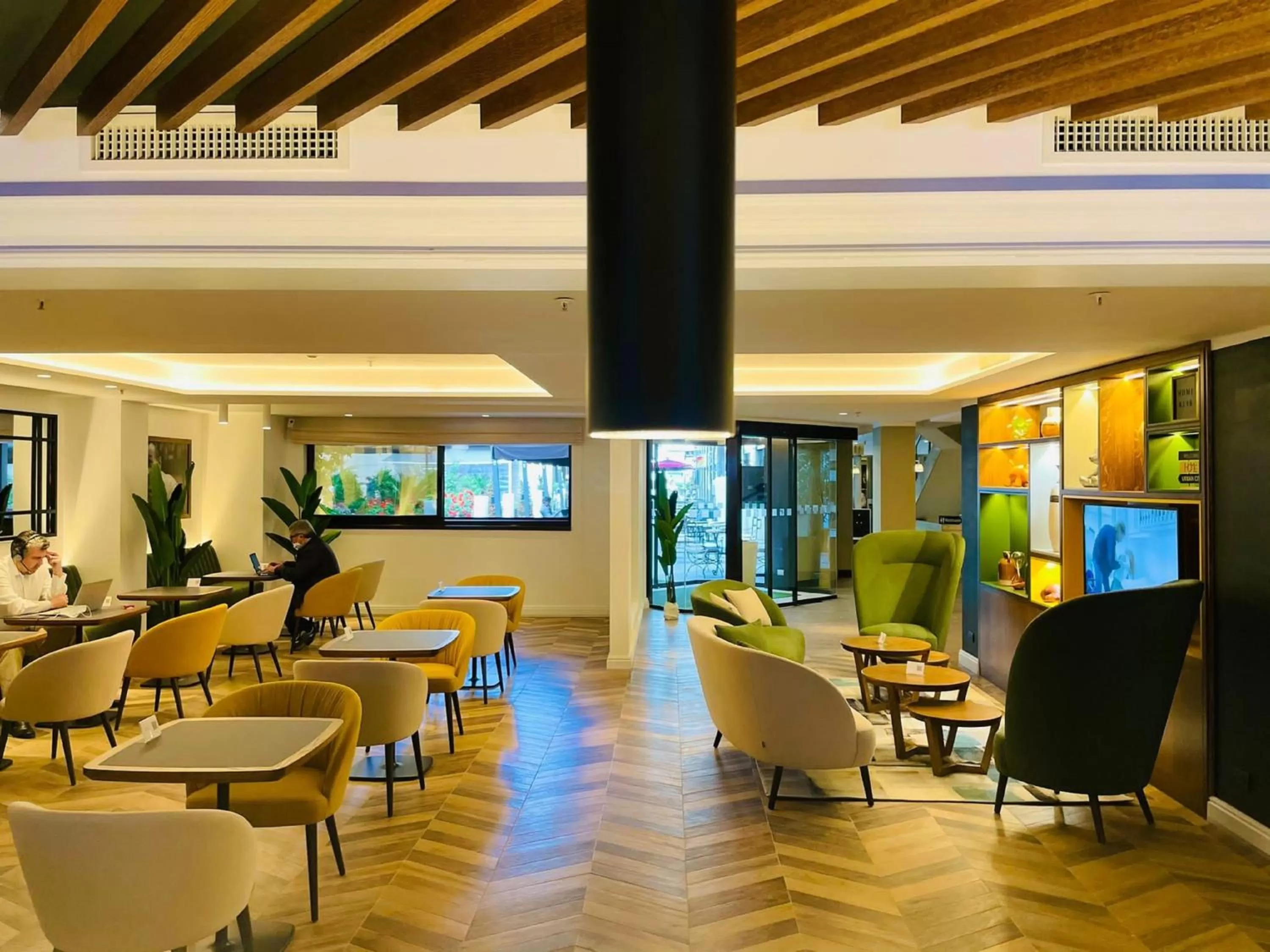 Lounge or bar in Holiday Inn Naples by IHG