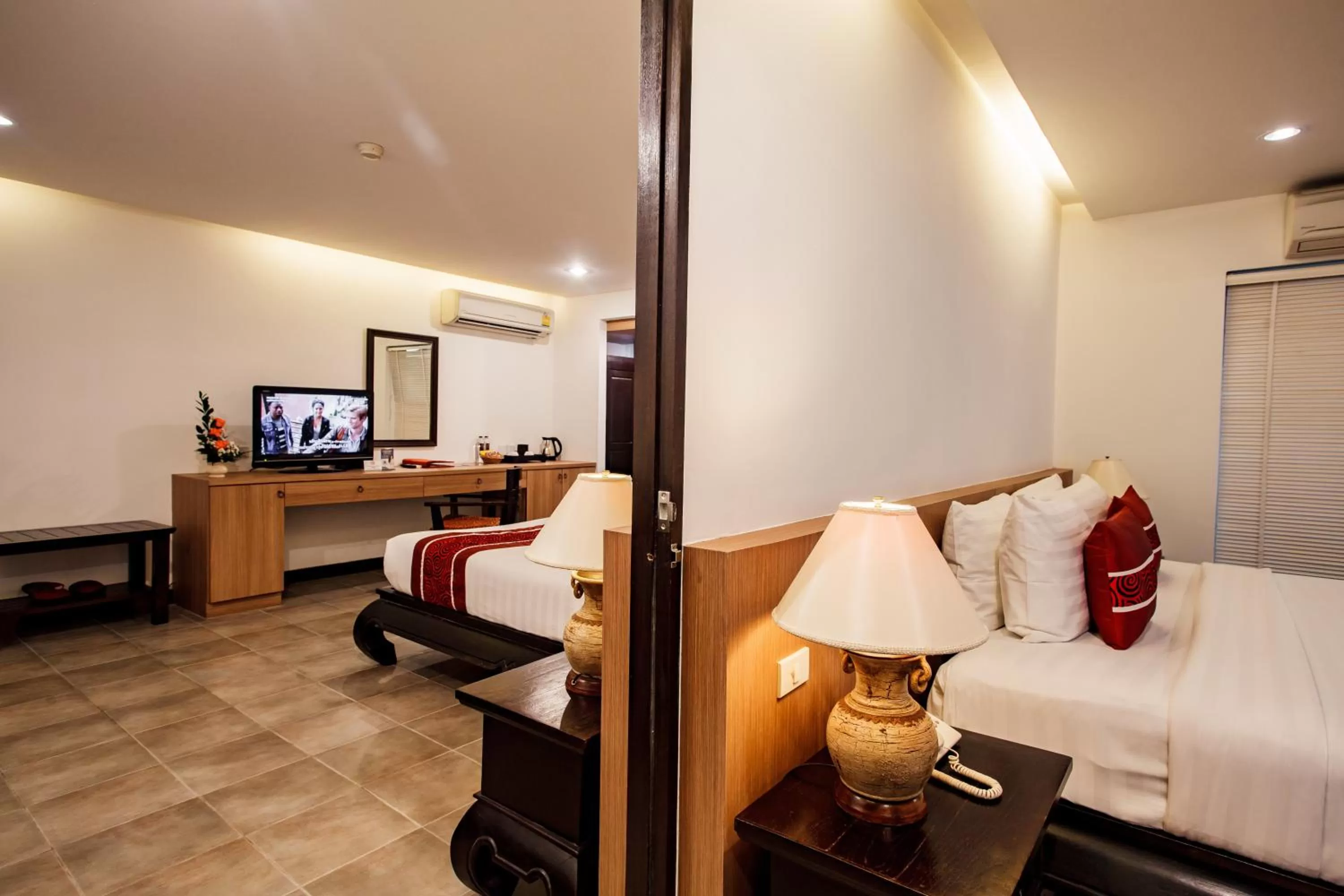 TV and multimedia, Bed in Raming Lodge Hotel