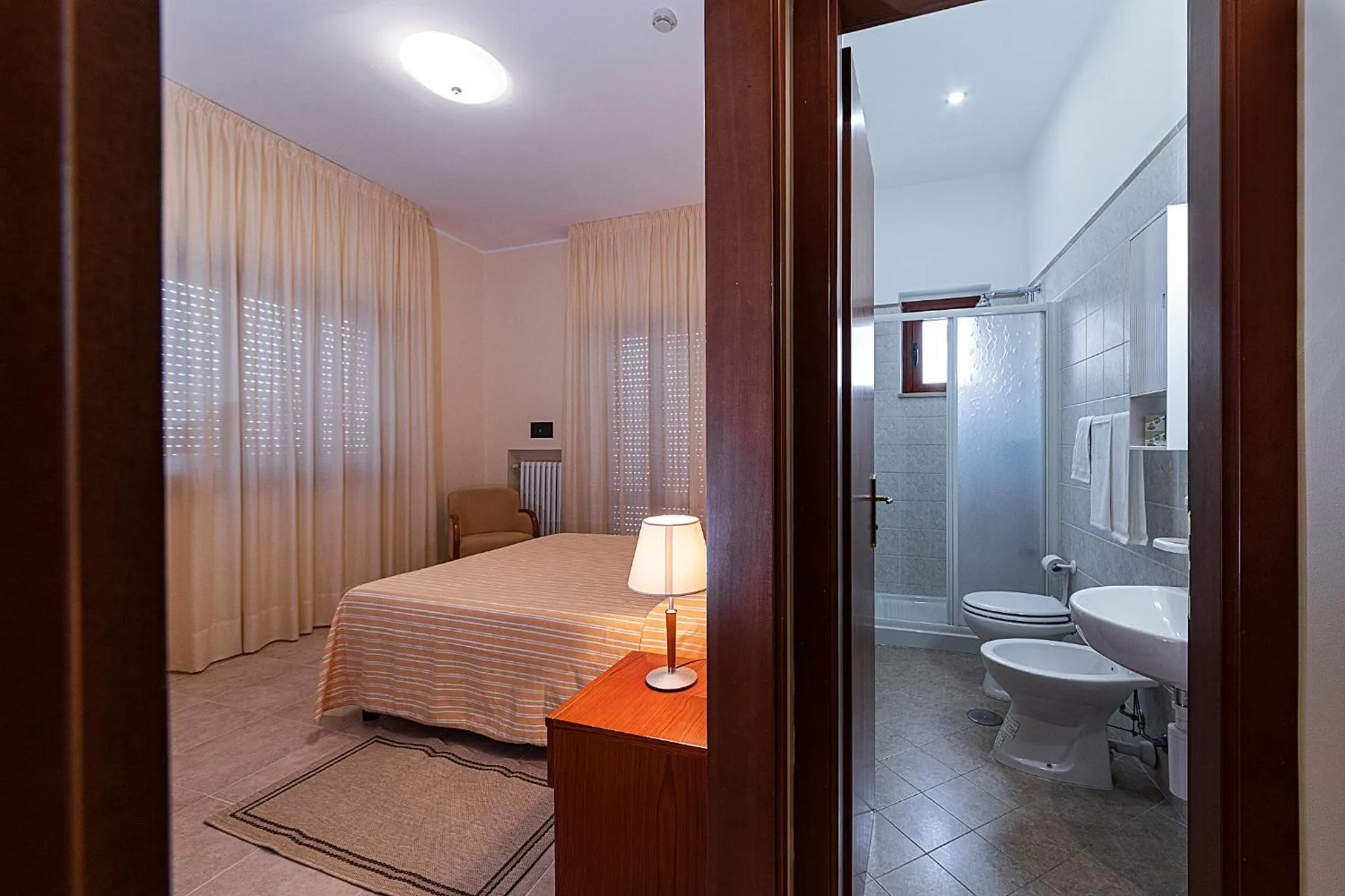 Shower, Bed in Il Nocchiero City Hotel