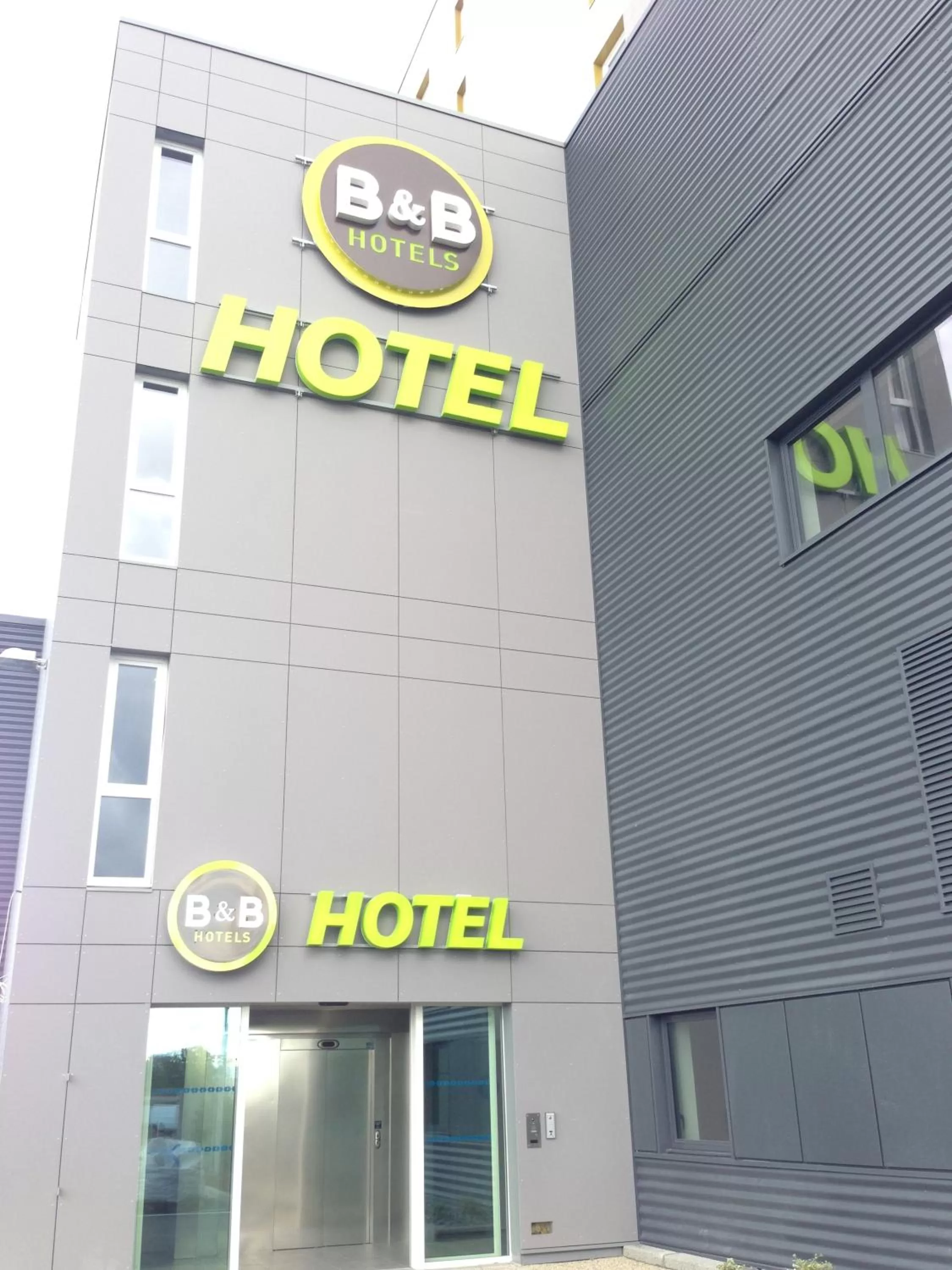 Facade/entrance in B&B HOTEL Lyon Sud États-Unis