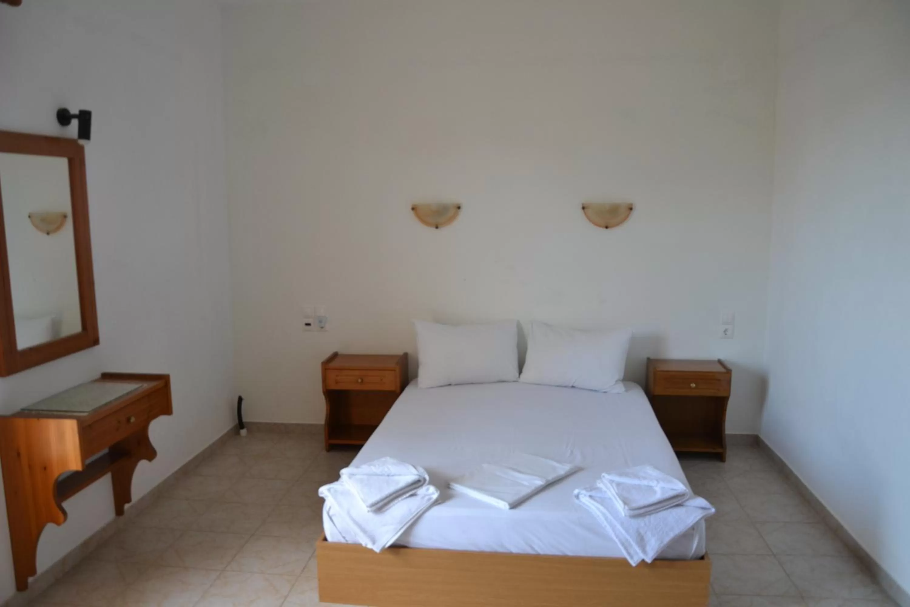 Bed in skiathos studios HL