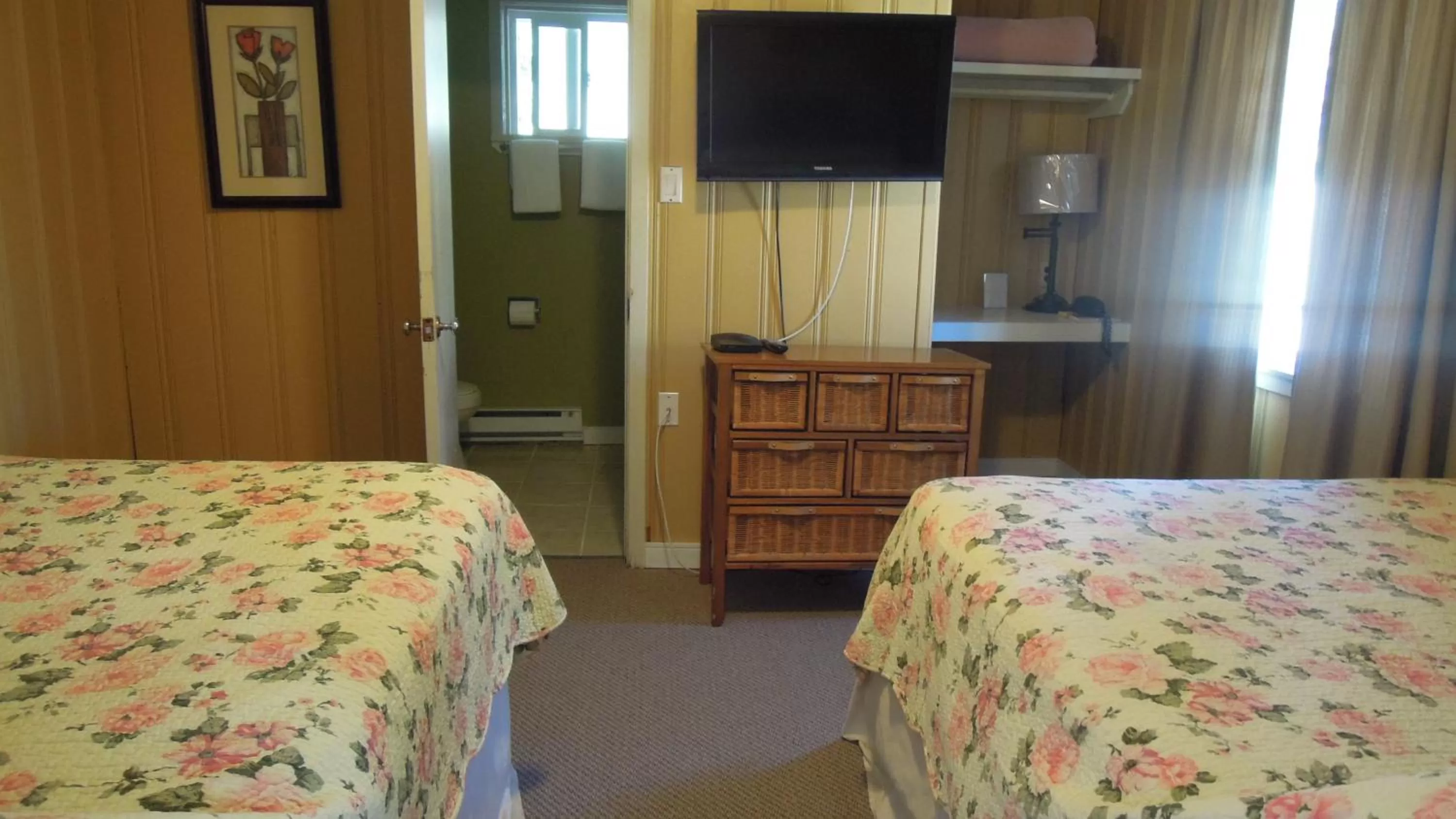 Property building, Bed in Swiss Chalets Motel