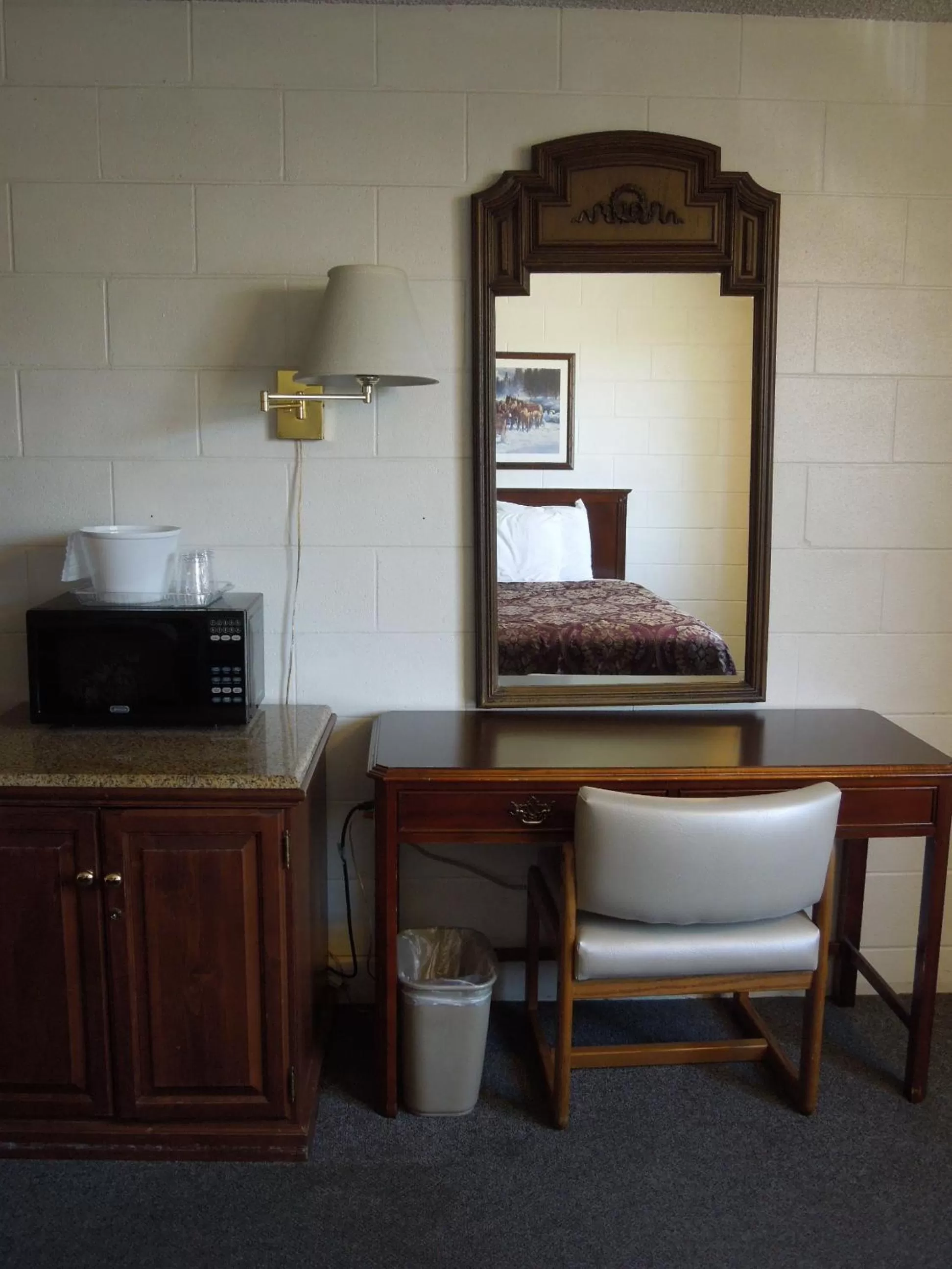 Bed in The Pines Motel