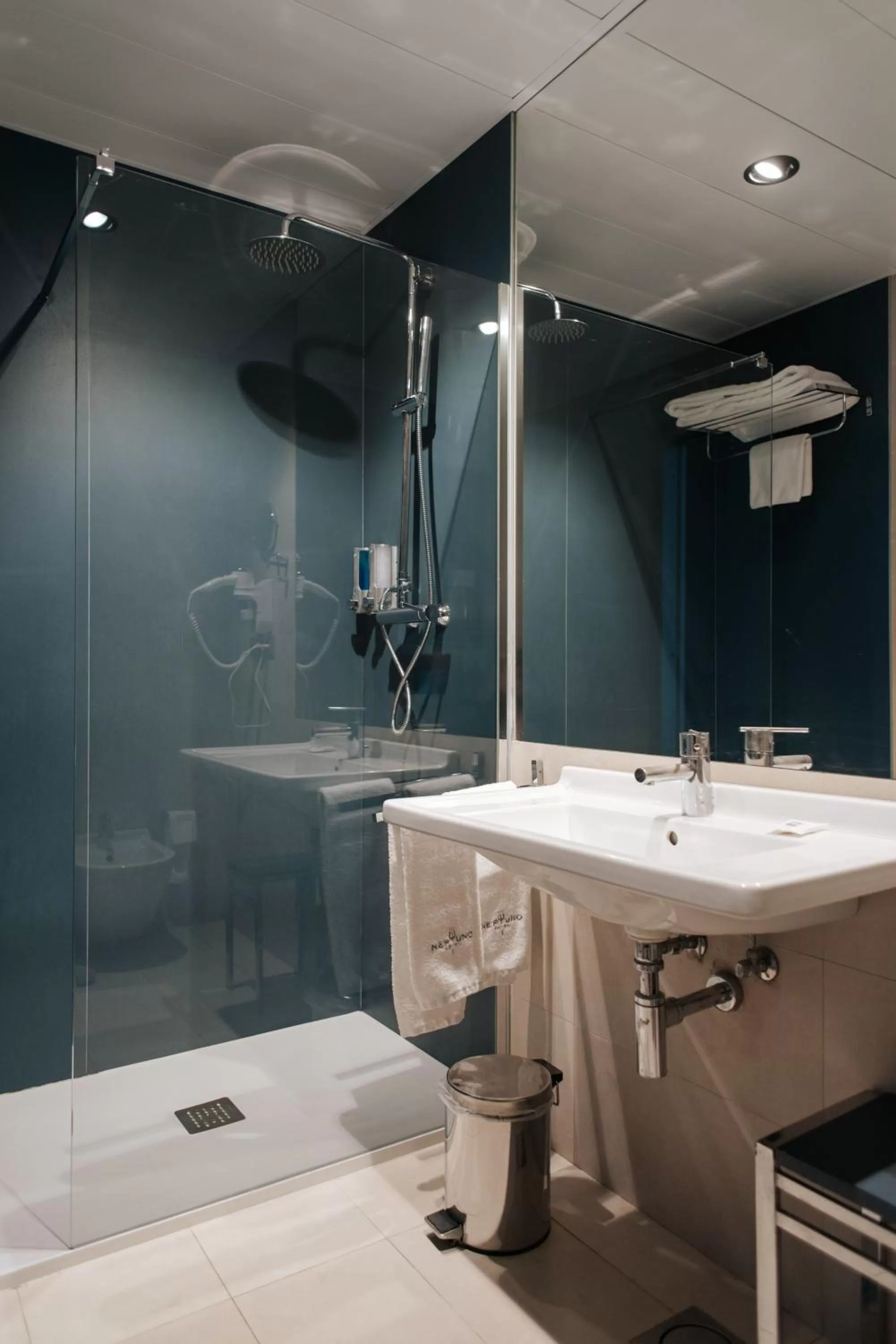 Bathroom in Hotel Neptuno Playa & Spa