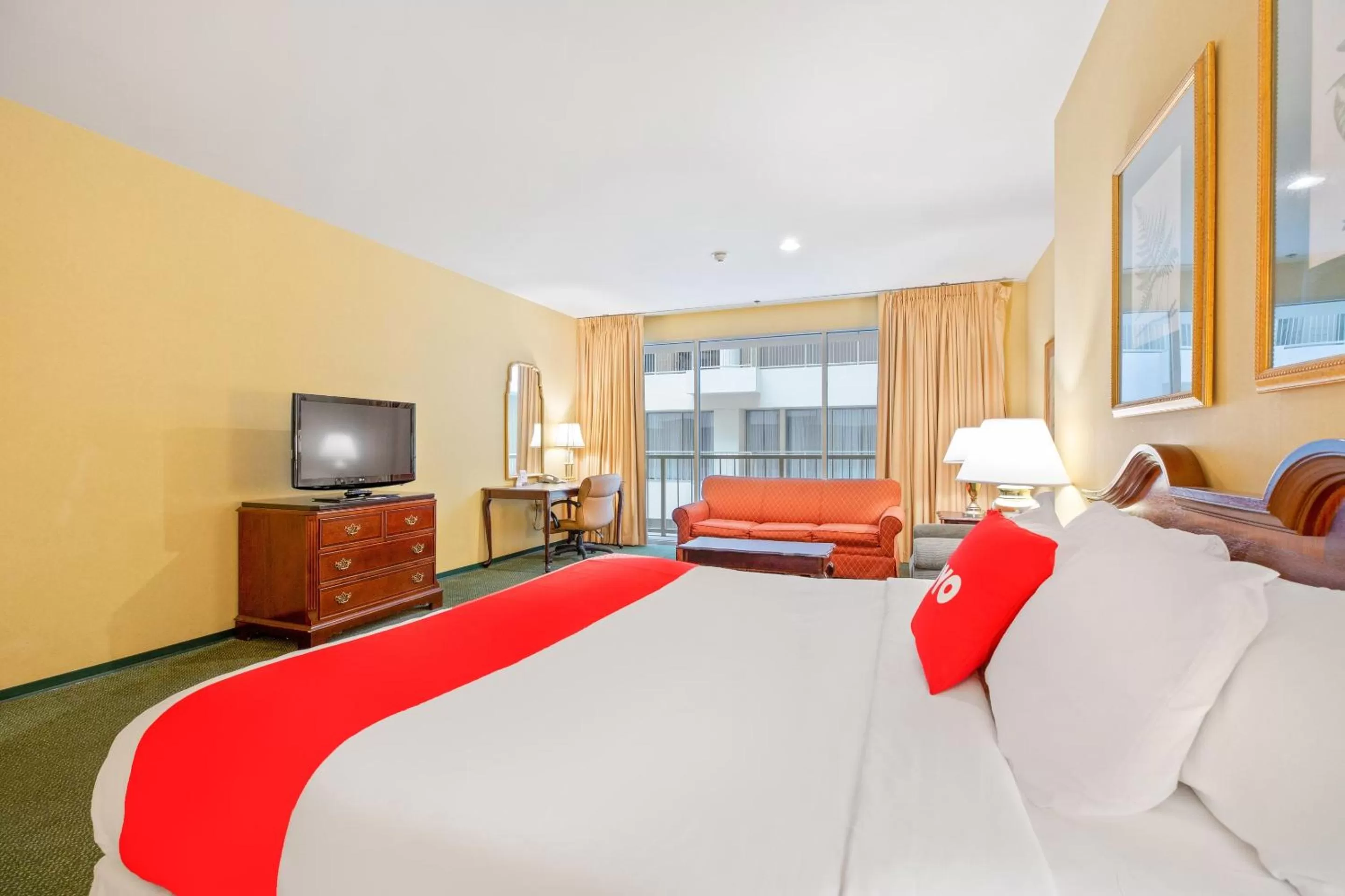 TV and multimedia in OYO Hotel St Louis Downtown City Center MO