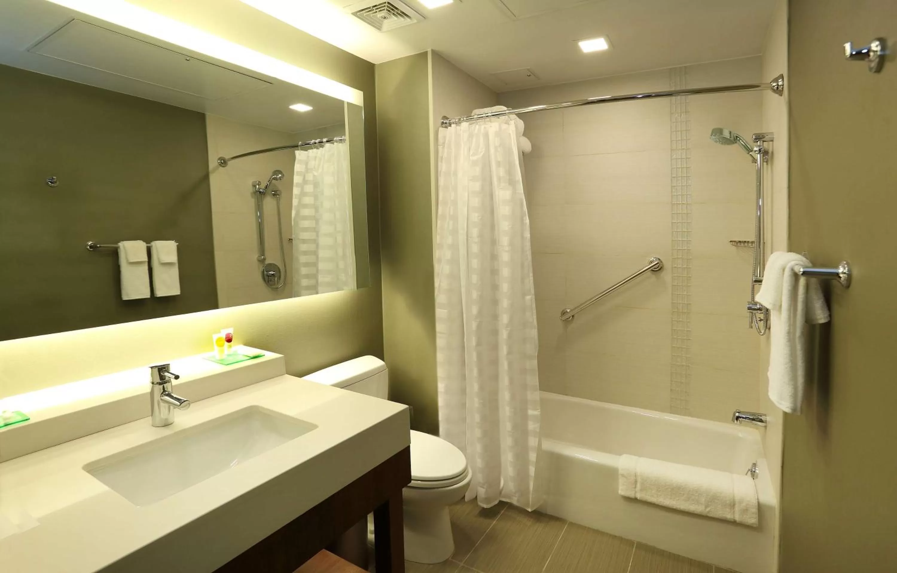 Bathroom in MARINN PLACE Financial District