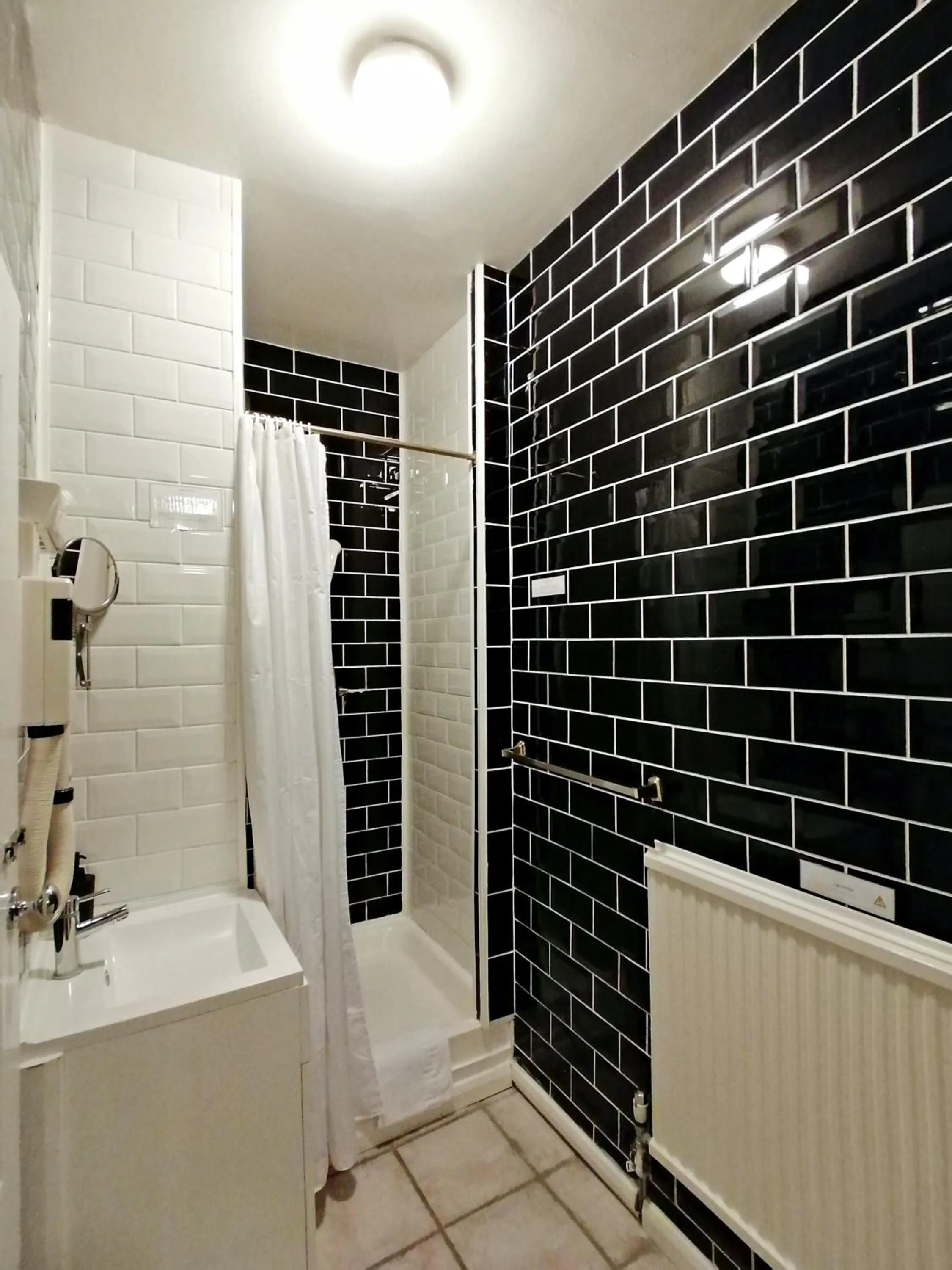 Bathroom in The Gordon House Hotel