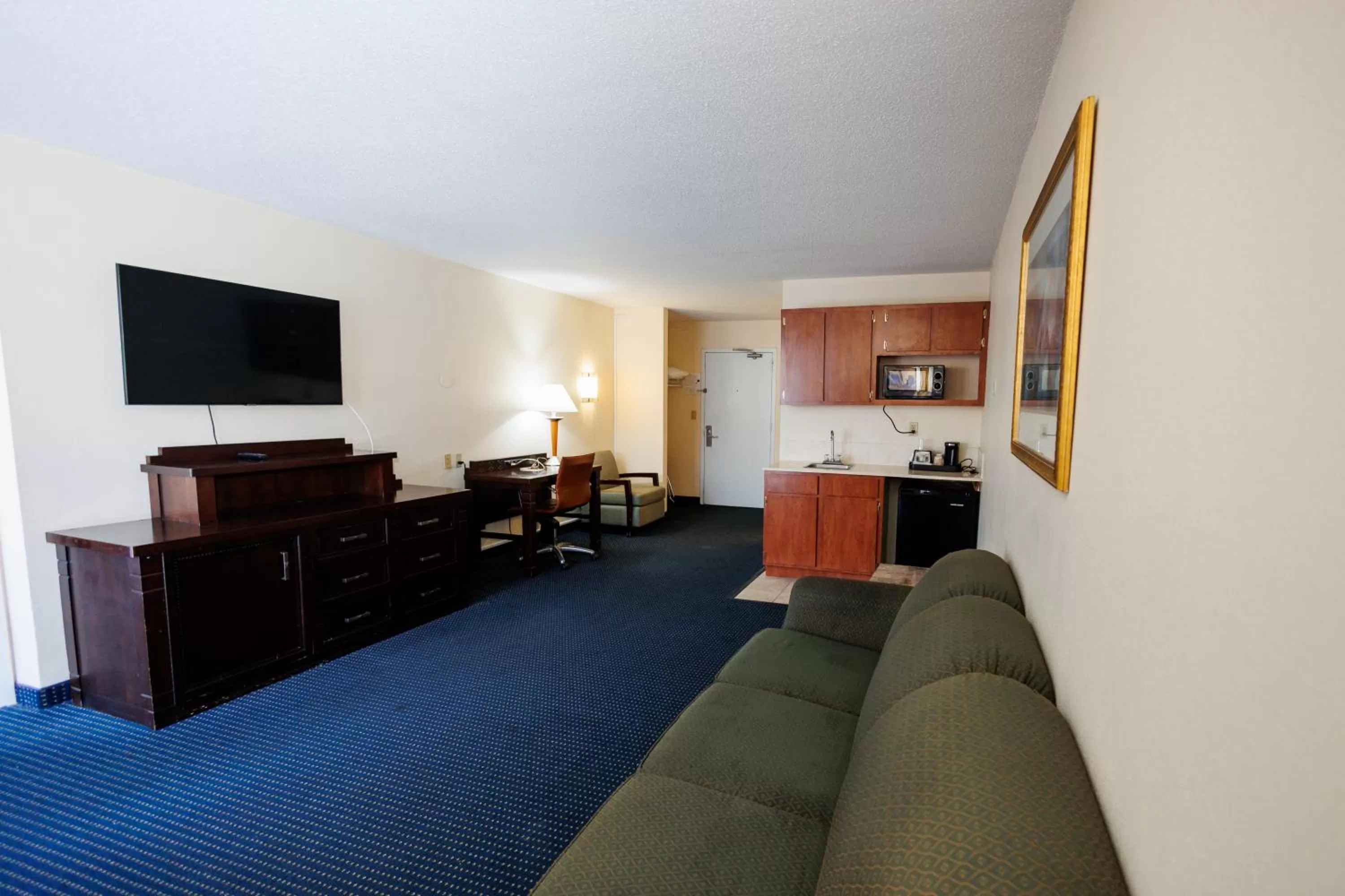 TV and multimedia in Garnet Inn & Suites, Orlando